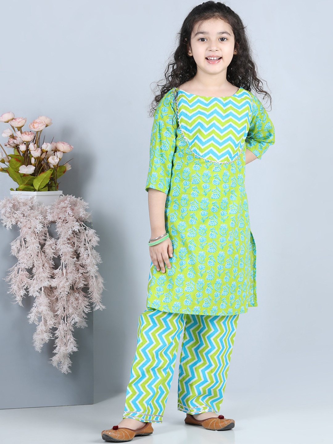 

Aj DEZInES Girls Floral Printed Pure Cotton Kurta With Palazzos, Green