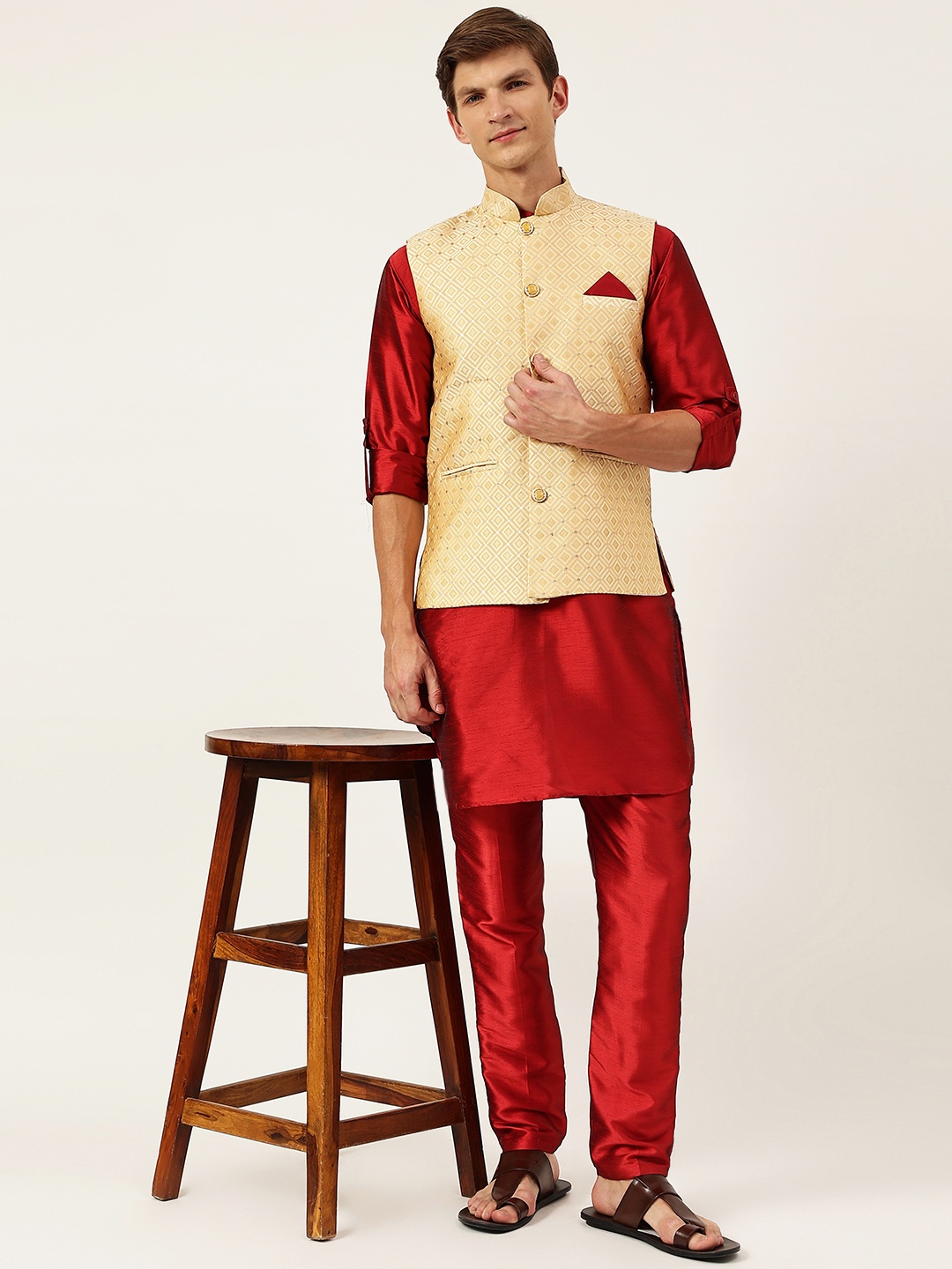 

Aj DEZInES Mandarin Collar Roll Up Sleeves Kurta with Pyjamas with Nehru Jacket, Maroon