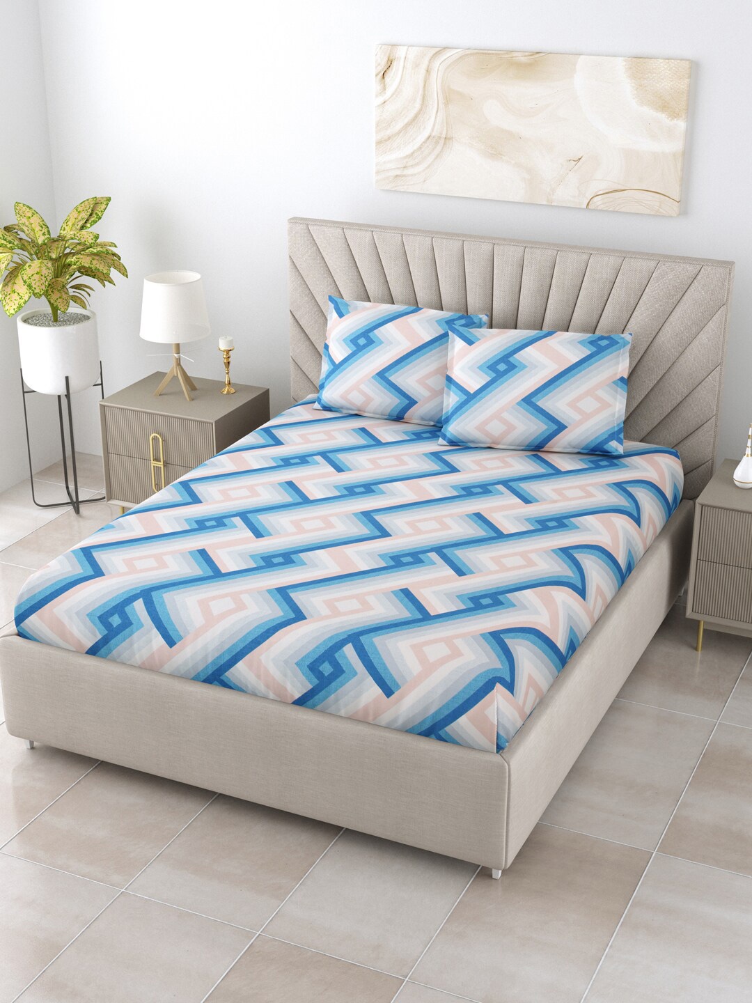

Salona Bichona Impression Blue & Grey Geometric 144 TC Queen Bedsheet With 2 Pillow Covers