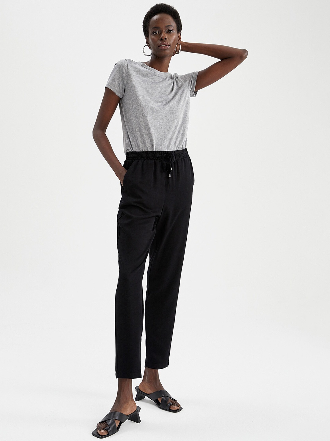 

DeFacto Women Mid Rise Plain Cropped Trousers, Black