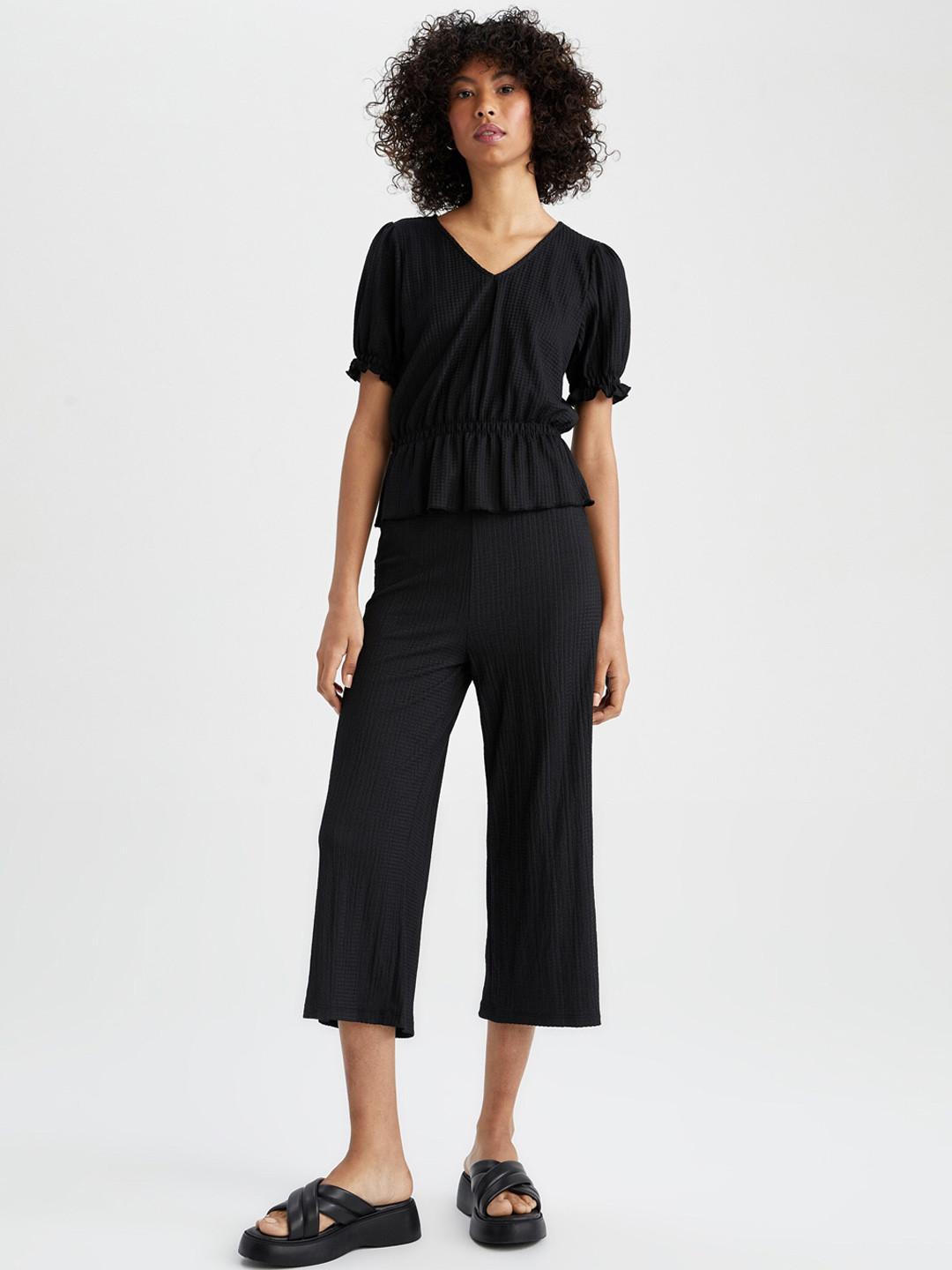 

DeFacto Women Mid-Rise Three-Forth Length Trousers, Black