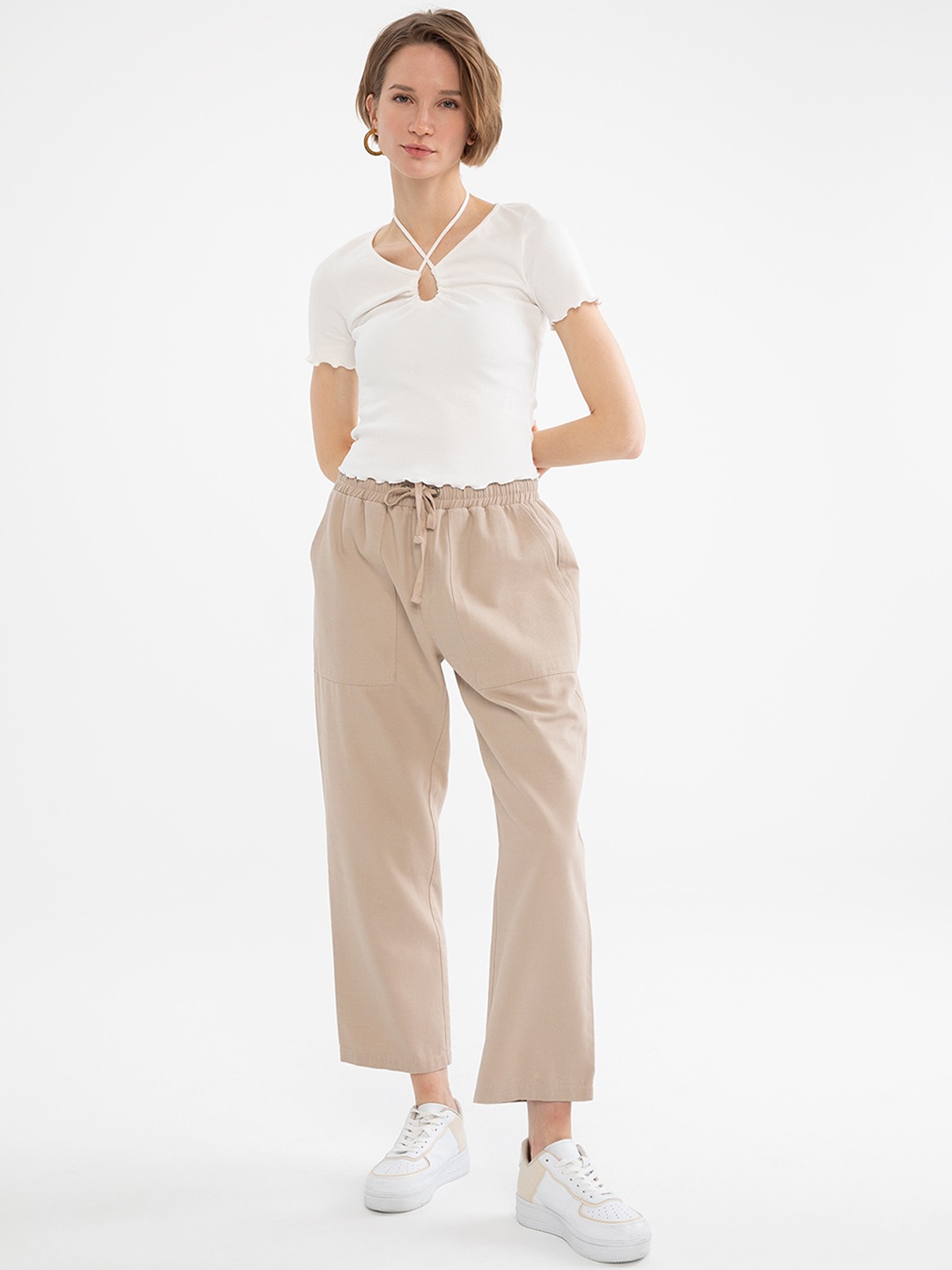 

DeFacto Women Mid Rise Plain Parallel Trousers, Beige