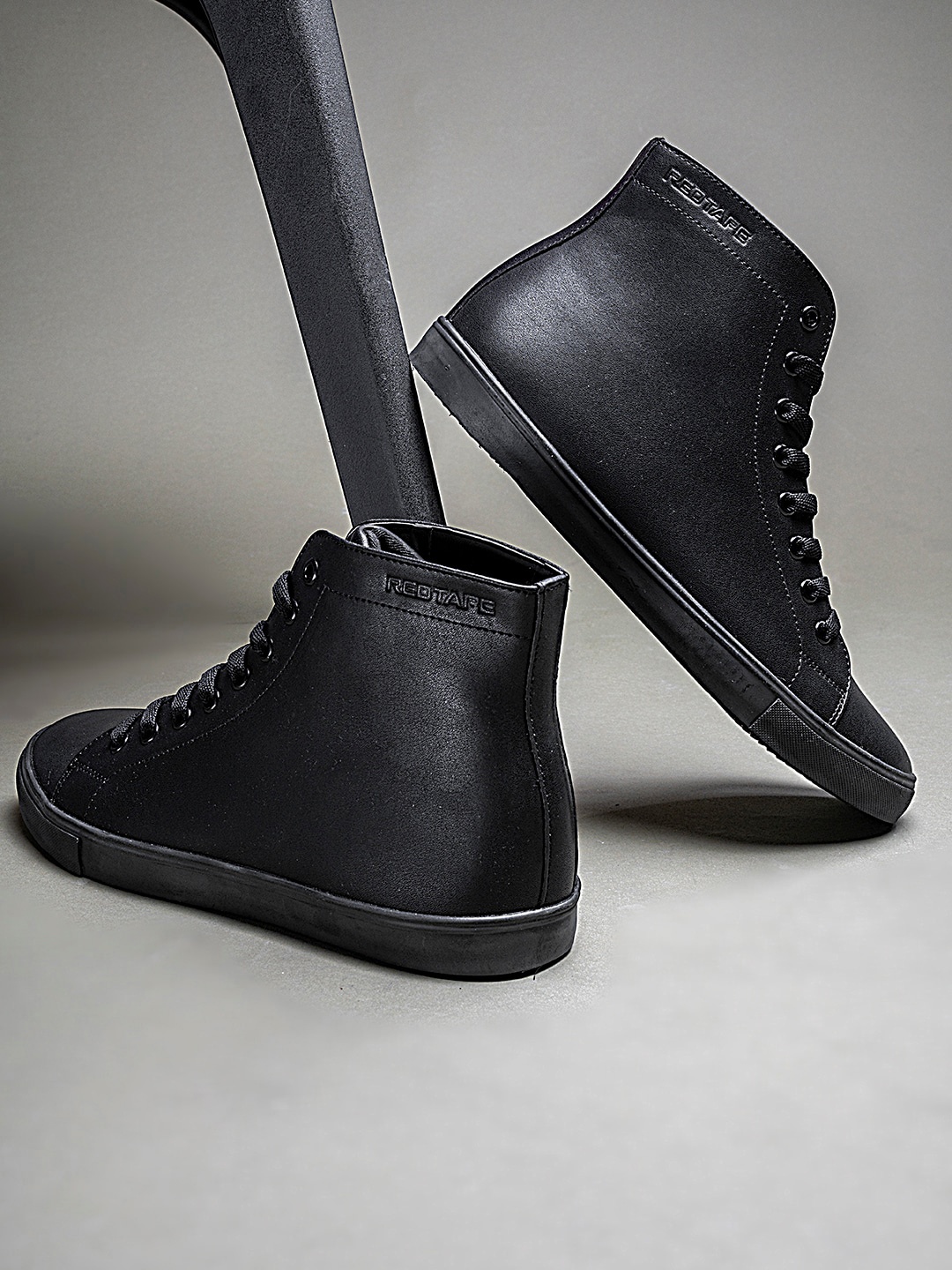 

Red Tape Men Round Toe Lace-Ups Textured Sneakers, Black