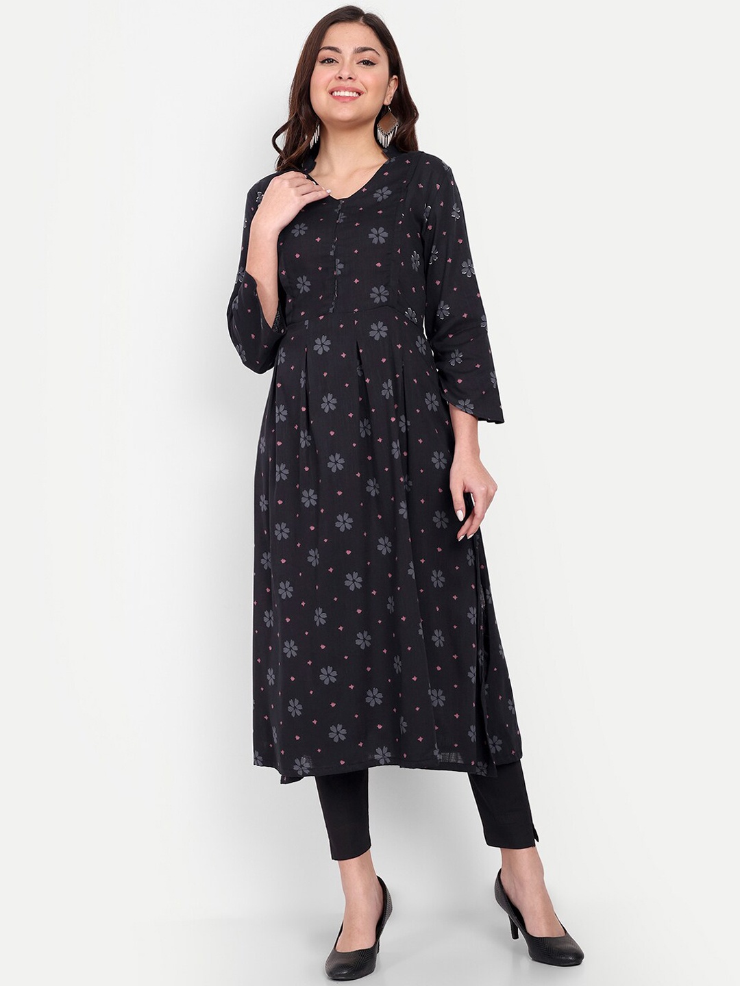 

Aaruvi Ruchi Verma Floral Printed Pure Cotton Maternity Kurta, Black