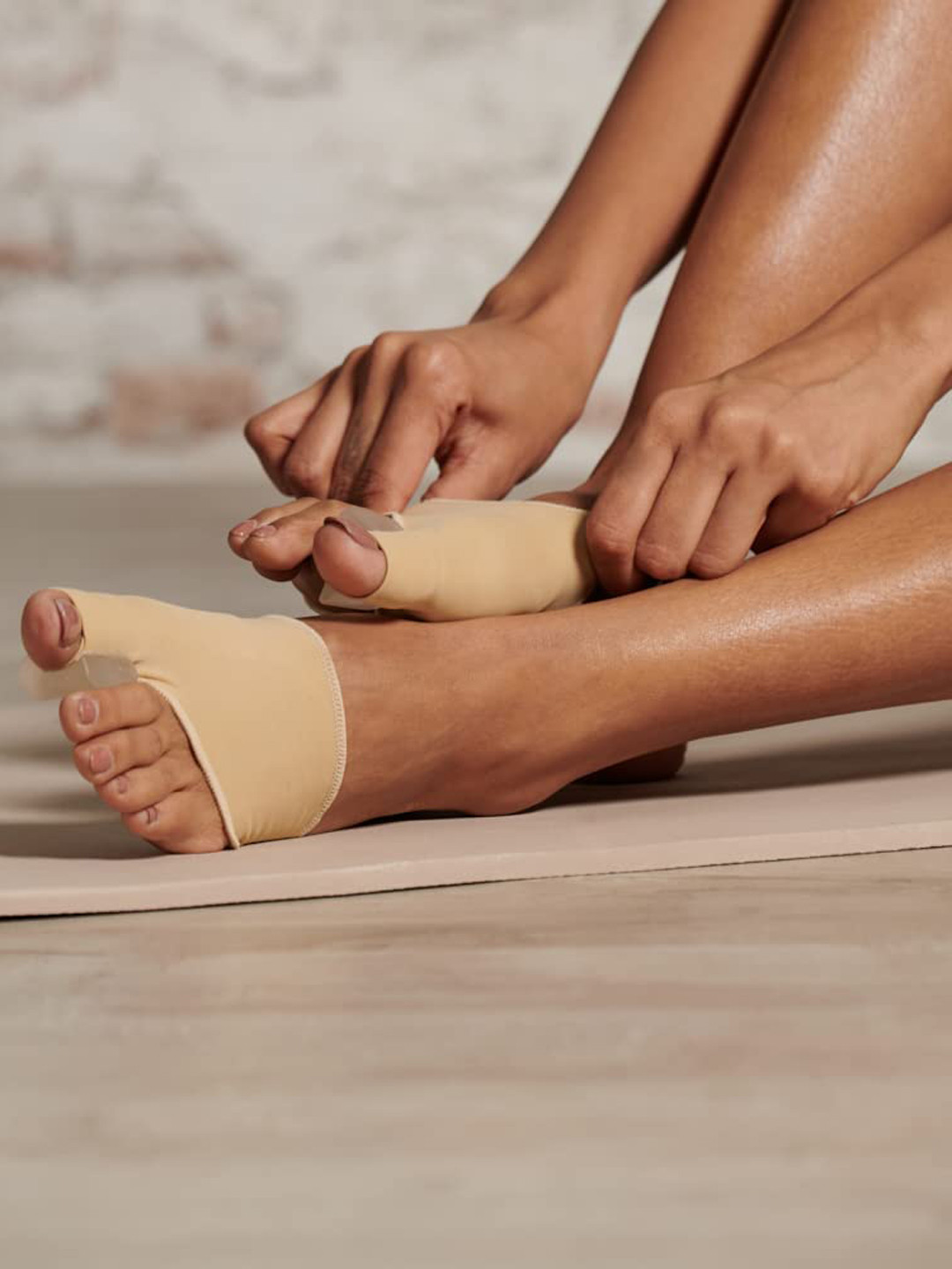 

Alexvyan Thumb Support Splint Protector Cushion Toe Seperator, Beige