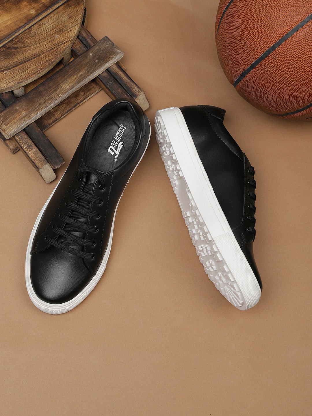 

The Indian Garage Co Men Contrast Sole Sneakers, Black