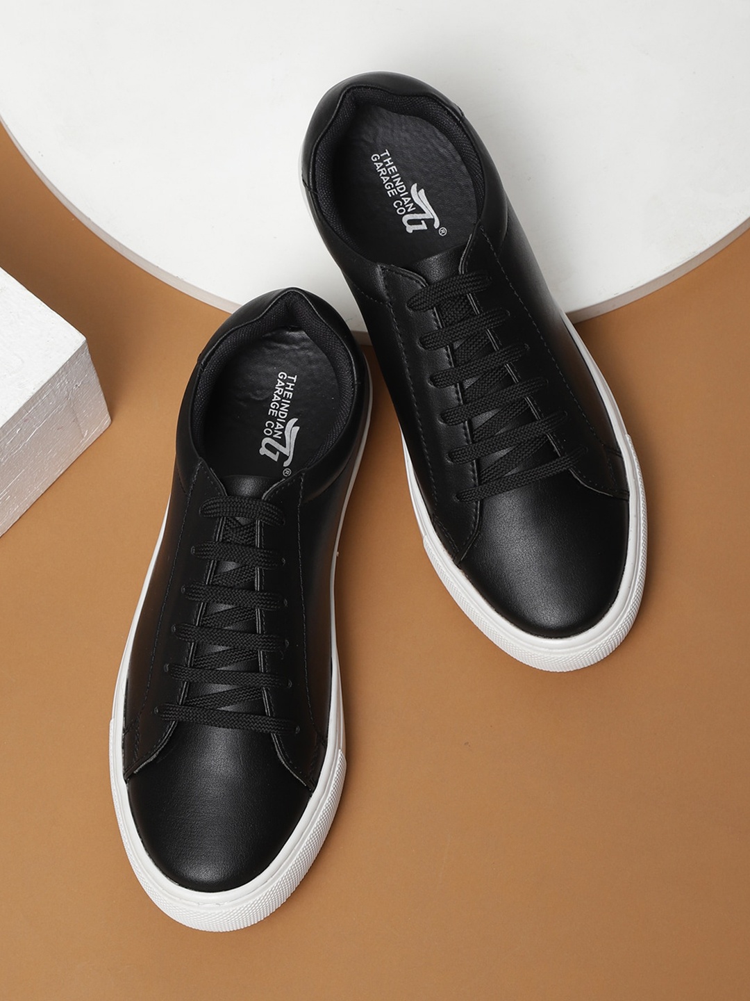 

The Indian Garage Co Men Round Toe Lace-Ups Textured Sneakers, Black