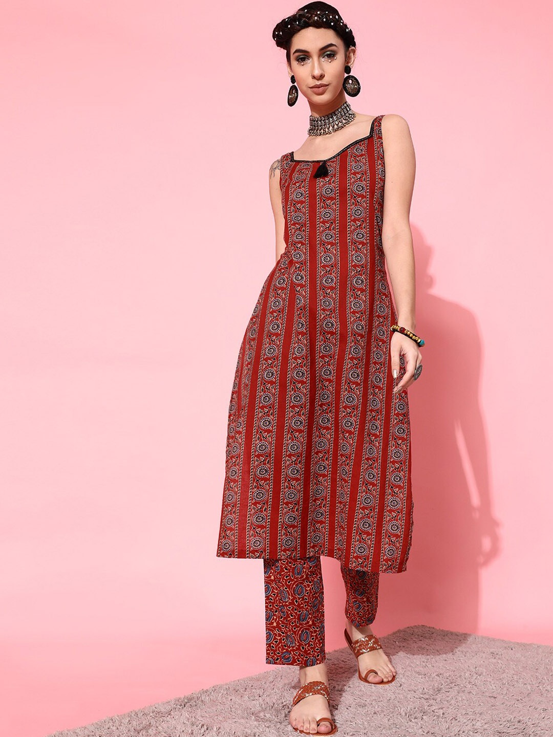 

indo street Sleeveless Floral Printed Pure Cotton Kurta with Trousers, Maroon