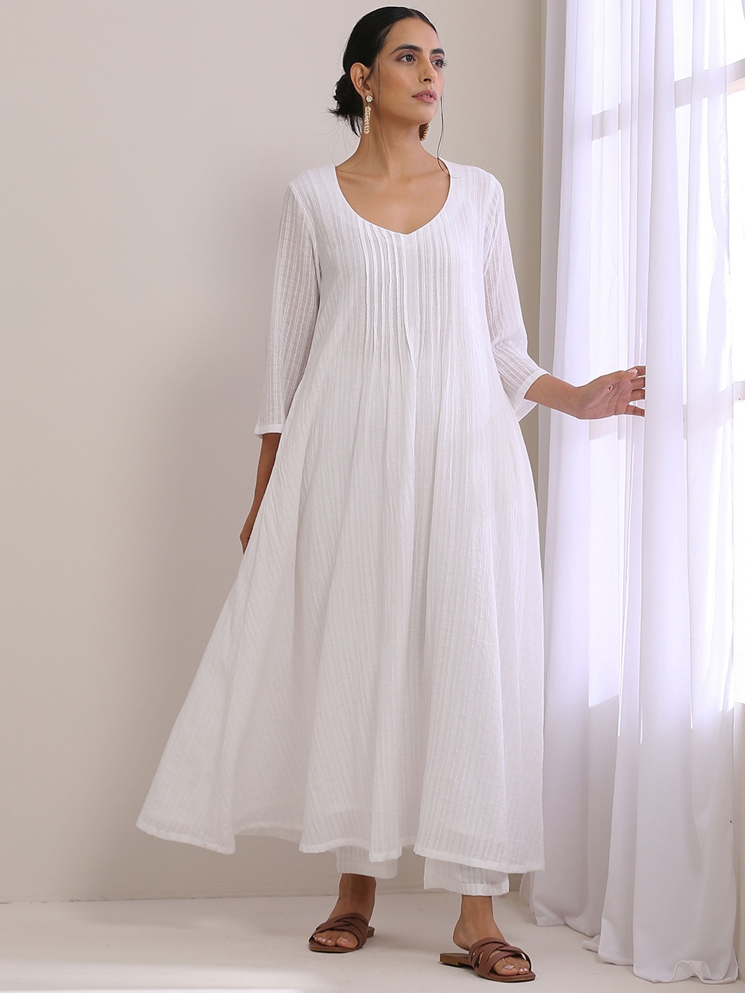 

trueBrowns V-Neck Pleated Self Design A-Line Pure Cotton Kurta with Palazzos, White