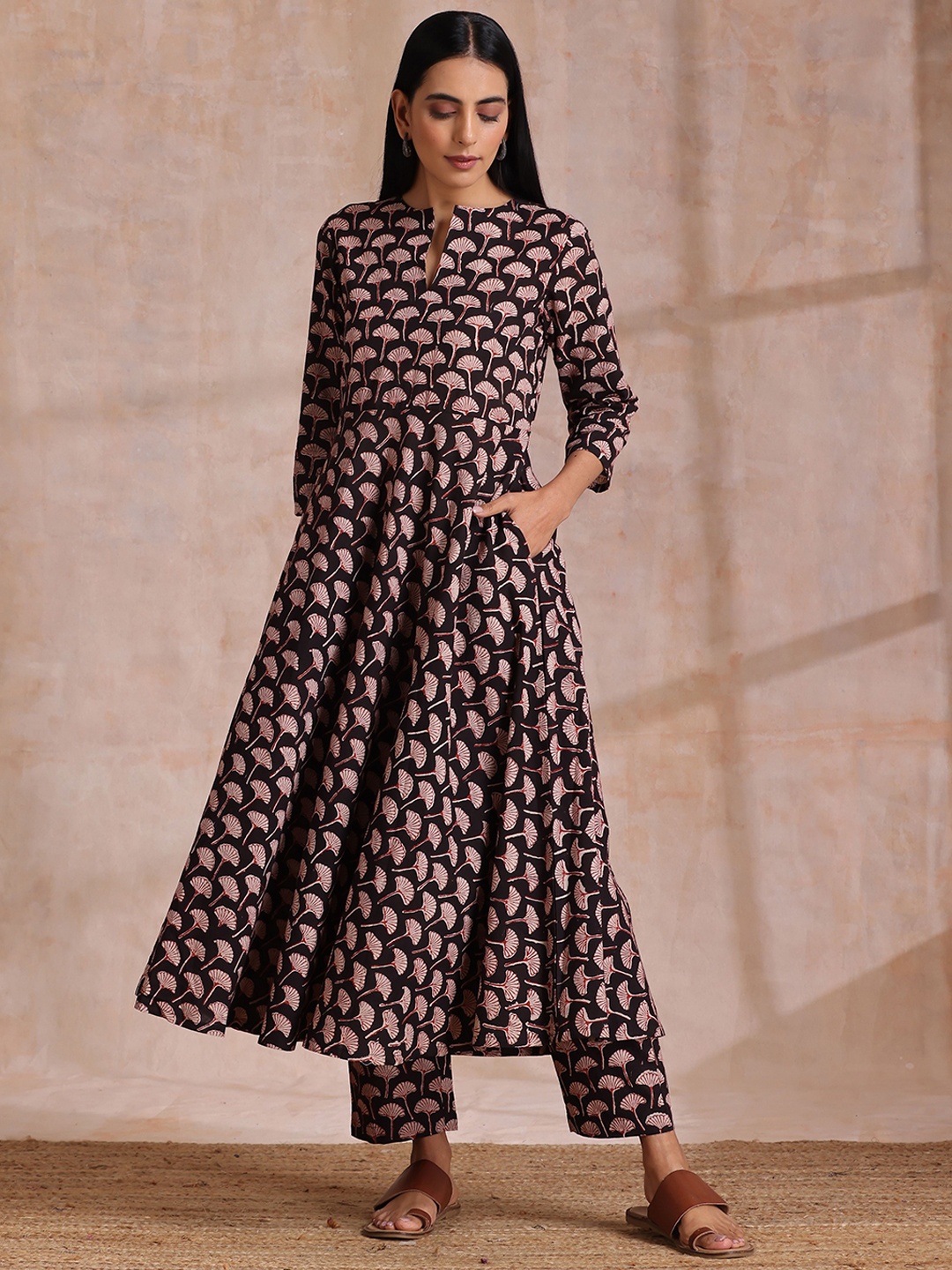 

trueBrowns Ethnic Motifs Printed A-Line Pure Cotton Kurta with Trousers, Black