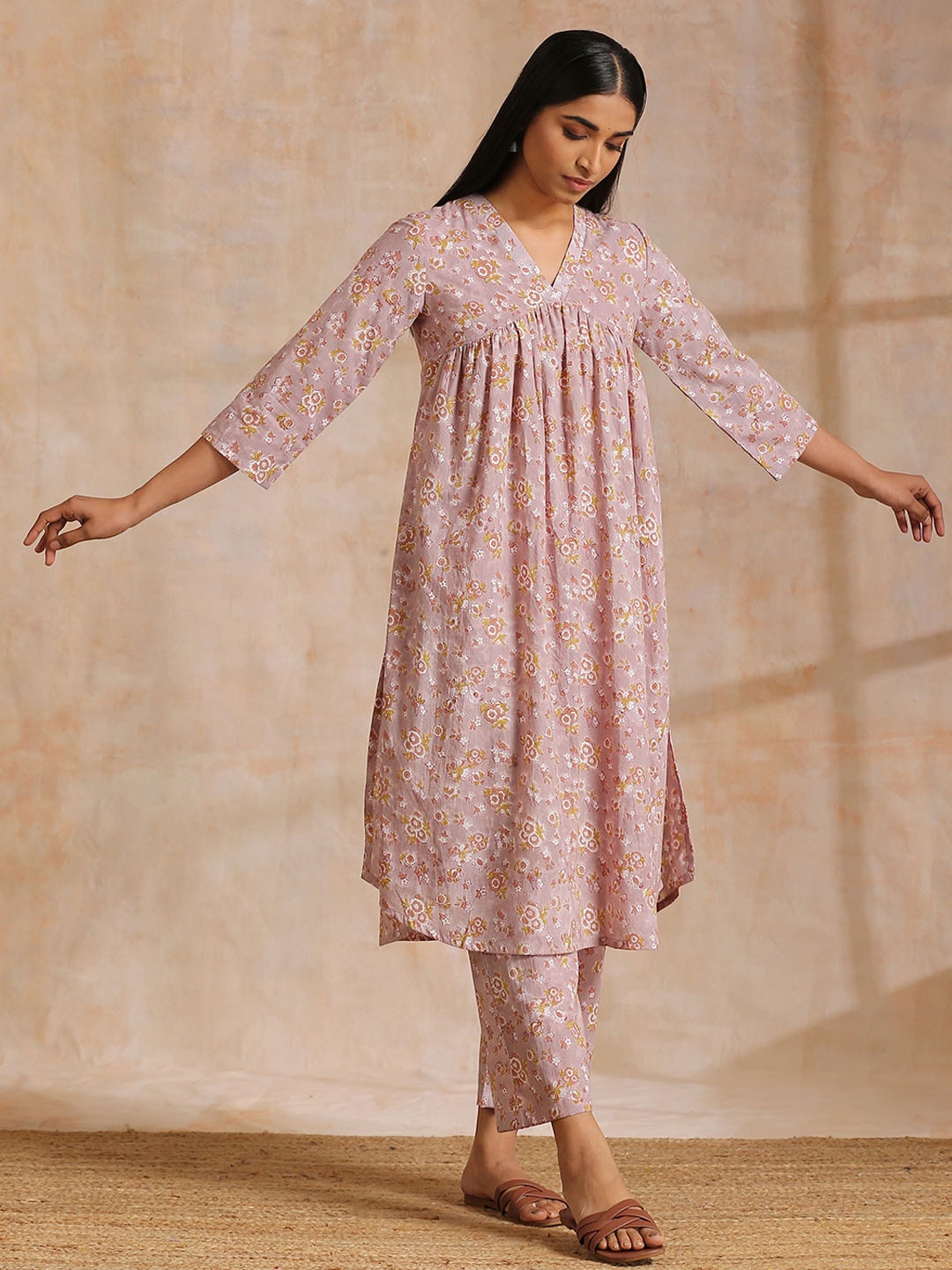

trueBrowns Floral Printed V Neck Pure Cotton A-line Kurta with Trousers, Peach