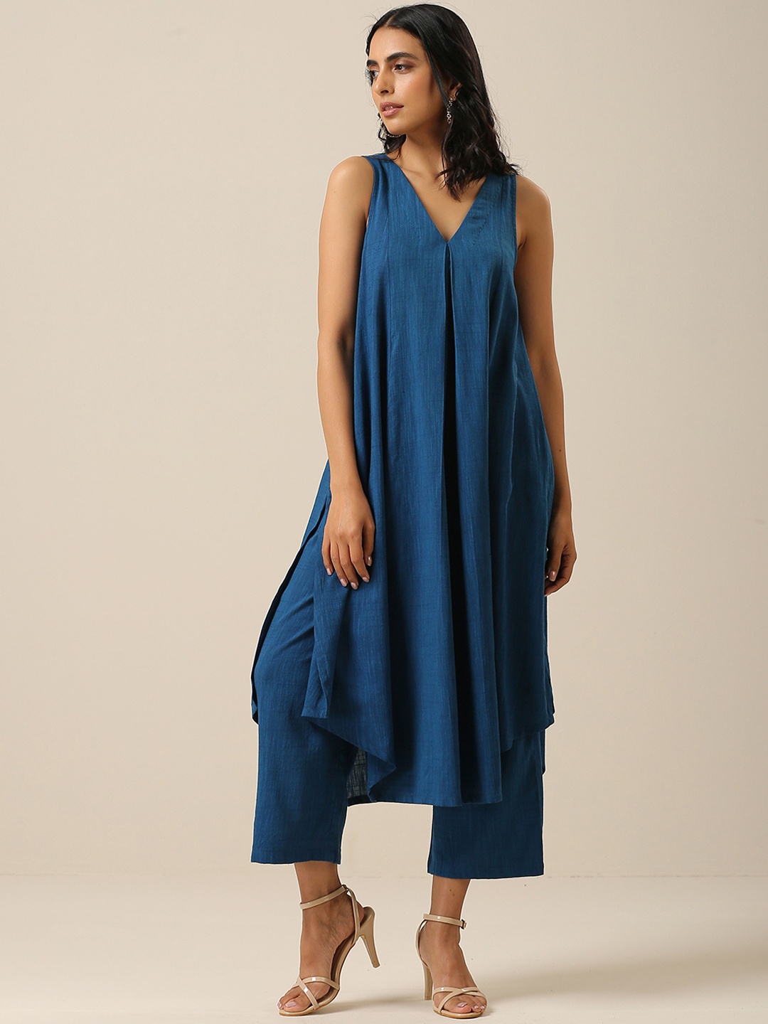 

trueBrowns V Neck Sleeveless Pure Cotton A-Line Kurta With Palazzos, Blue