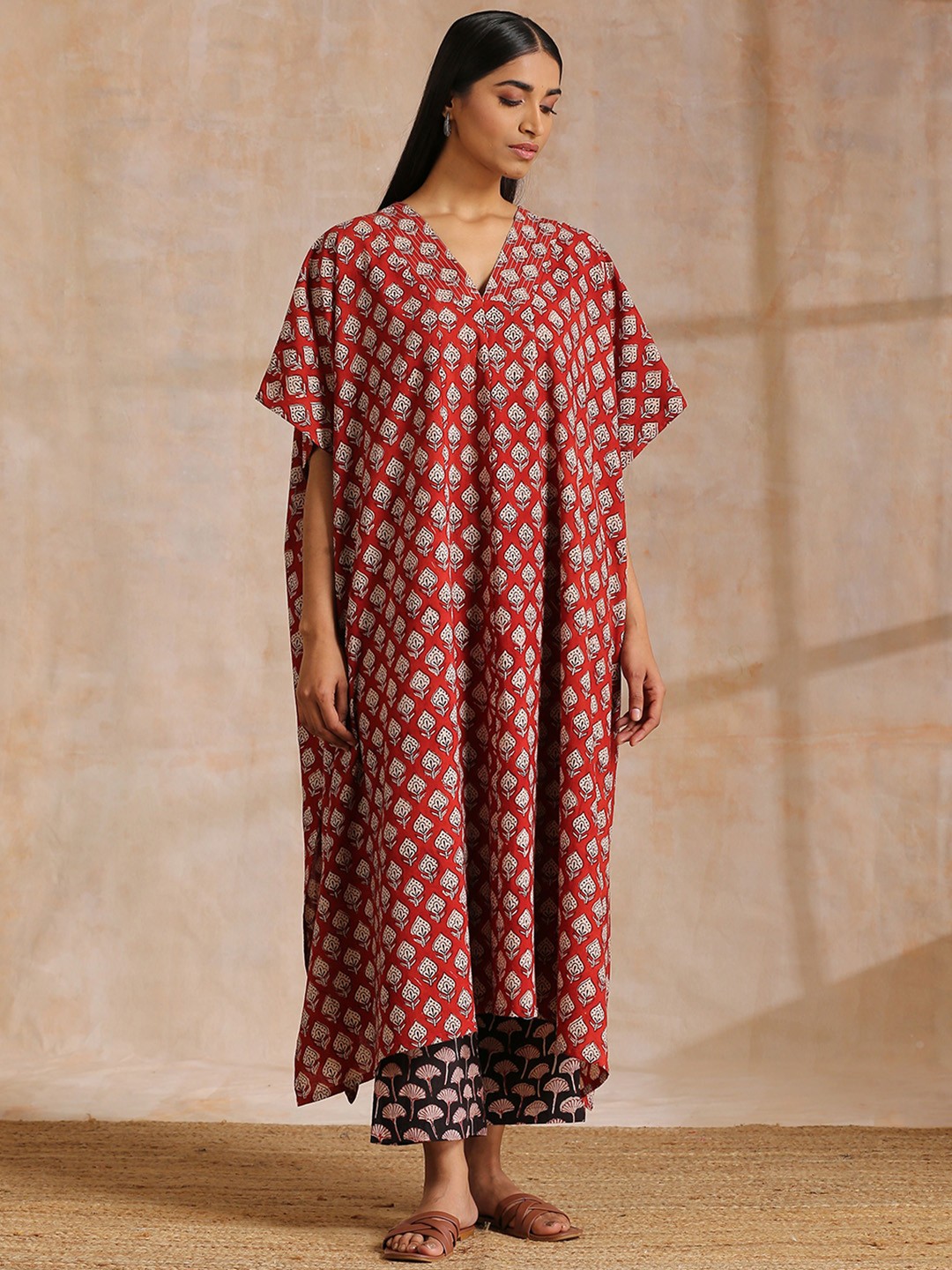 

trueBrowns Floral Printed Pure Cotton Kaftan Kurta with Palazzos, Maroon