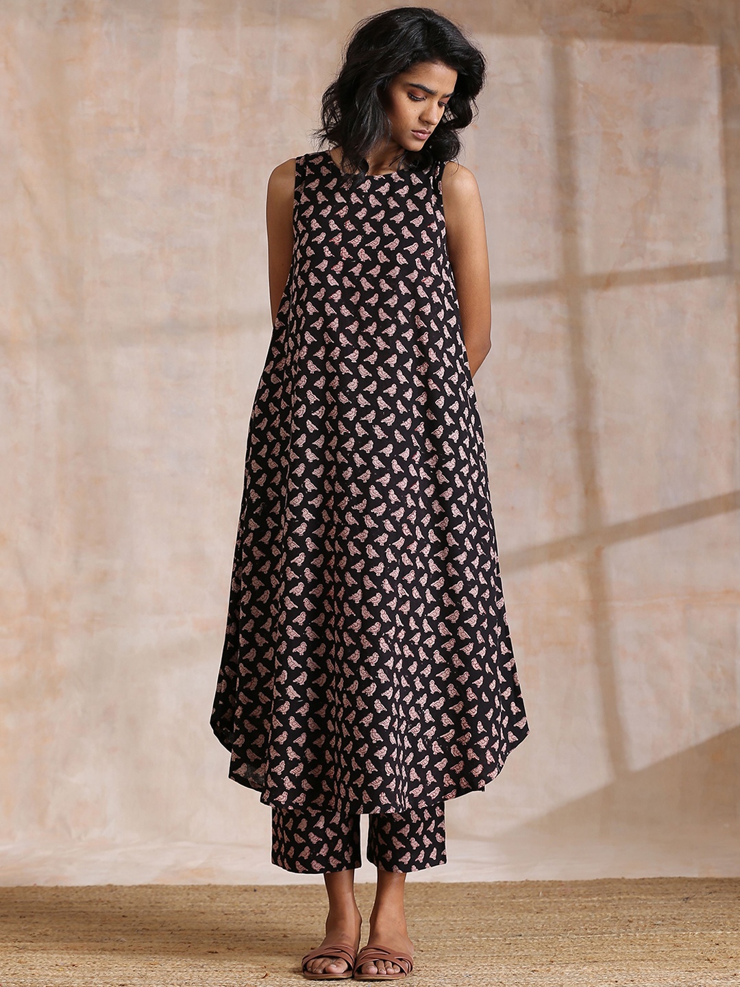 

trueBrowns Printed Sleeveless Pure Cotton A-Line Kurta with Trousers, Black