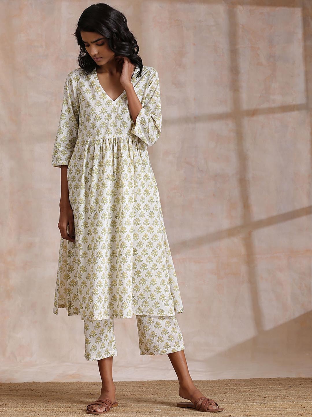 

trueBrowns Floral Printed Pure Cotton Kurta with Palazzos, Off white