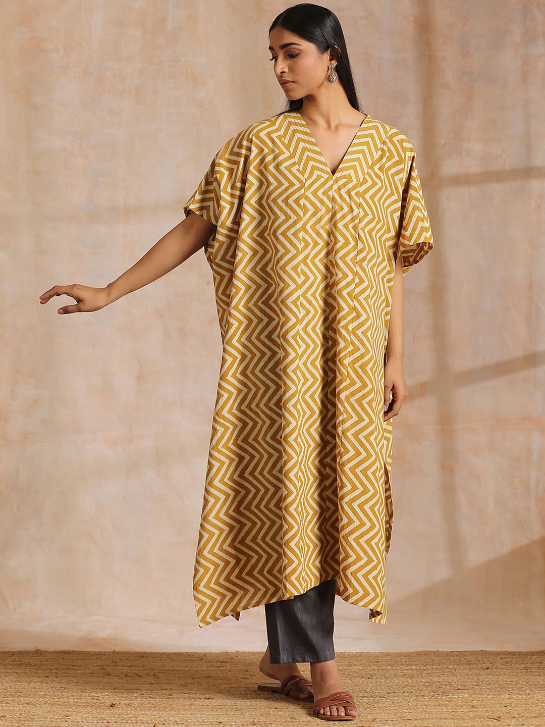 

trueBrowns Chevron Printed V Neck Pure Cotton Kaftan Kurta With Palazzos, Yellow