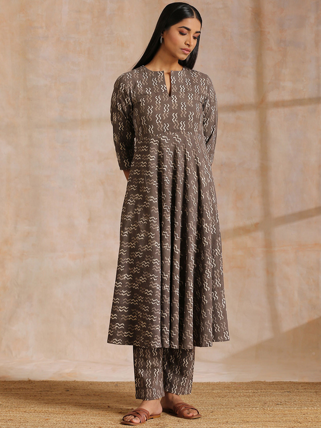 

trueBrowns Ethnic Motifs Printed Notch Neck Pure Cotton Anarkali Kurta with Trousers, Grey