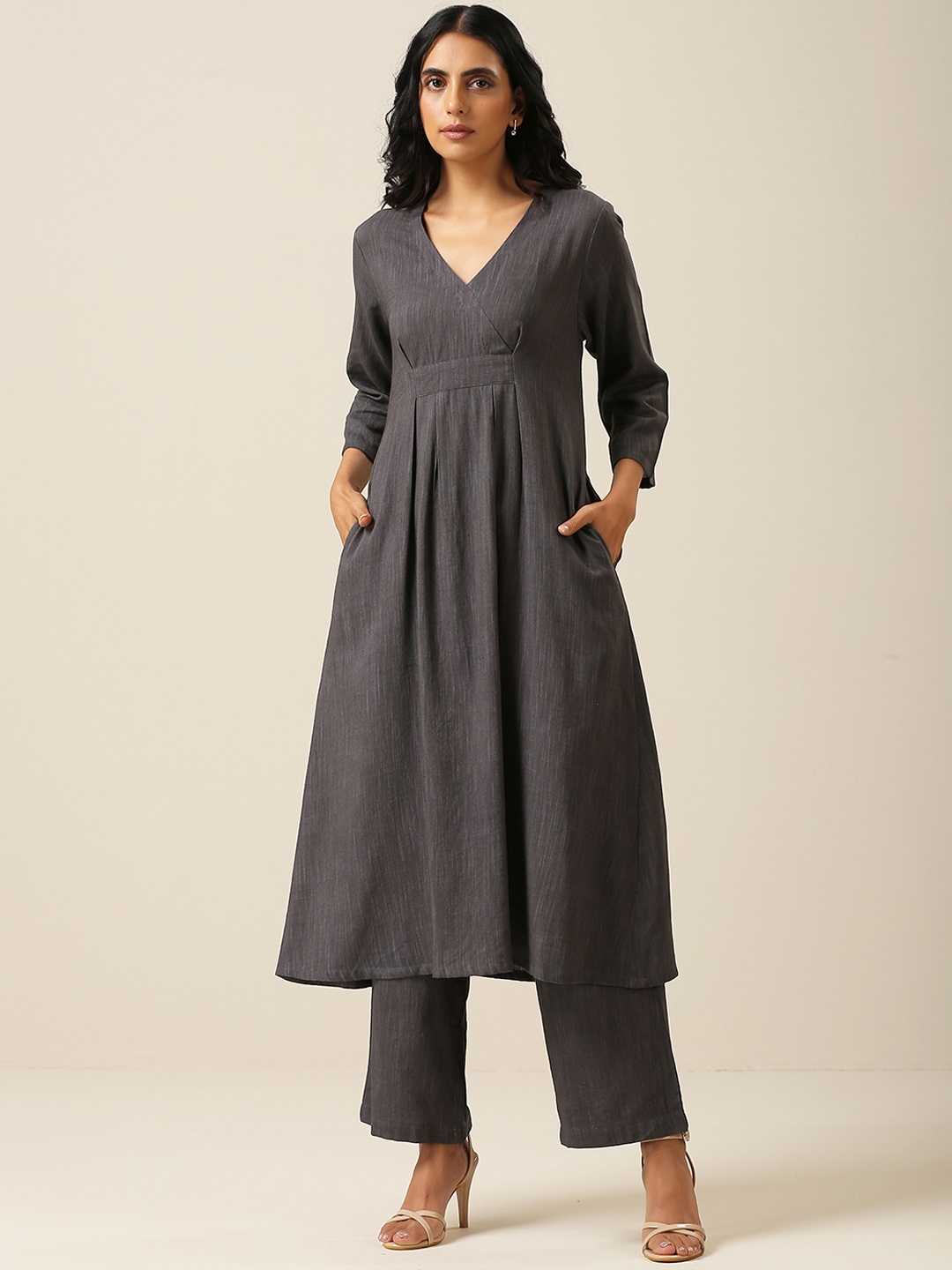 

trueBrowns V-Neck A-Line Pure Cotton Kurta With Trousers, Grey