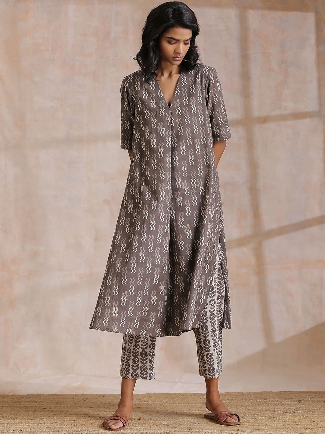

trueBrowns Printed V Neck Pure Cotton Straight Kurta With Trousers, Grey