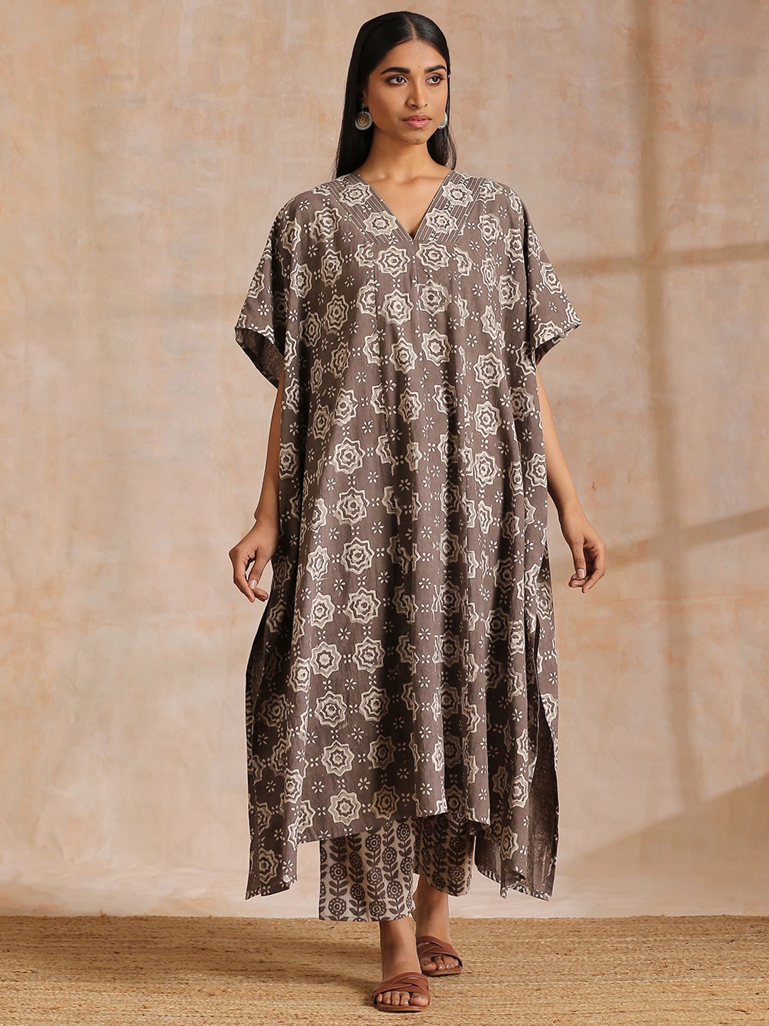 

trueBrowns V-Neck Ethnic Motifs Printed Pure Cotton Kurta with Trousers, Brown