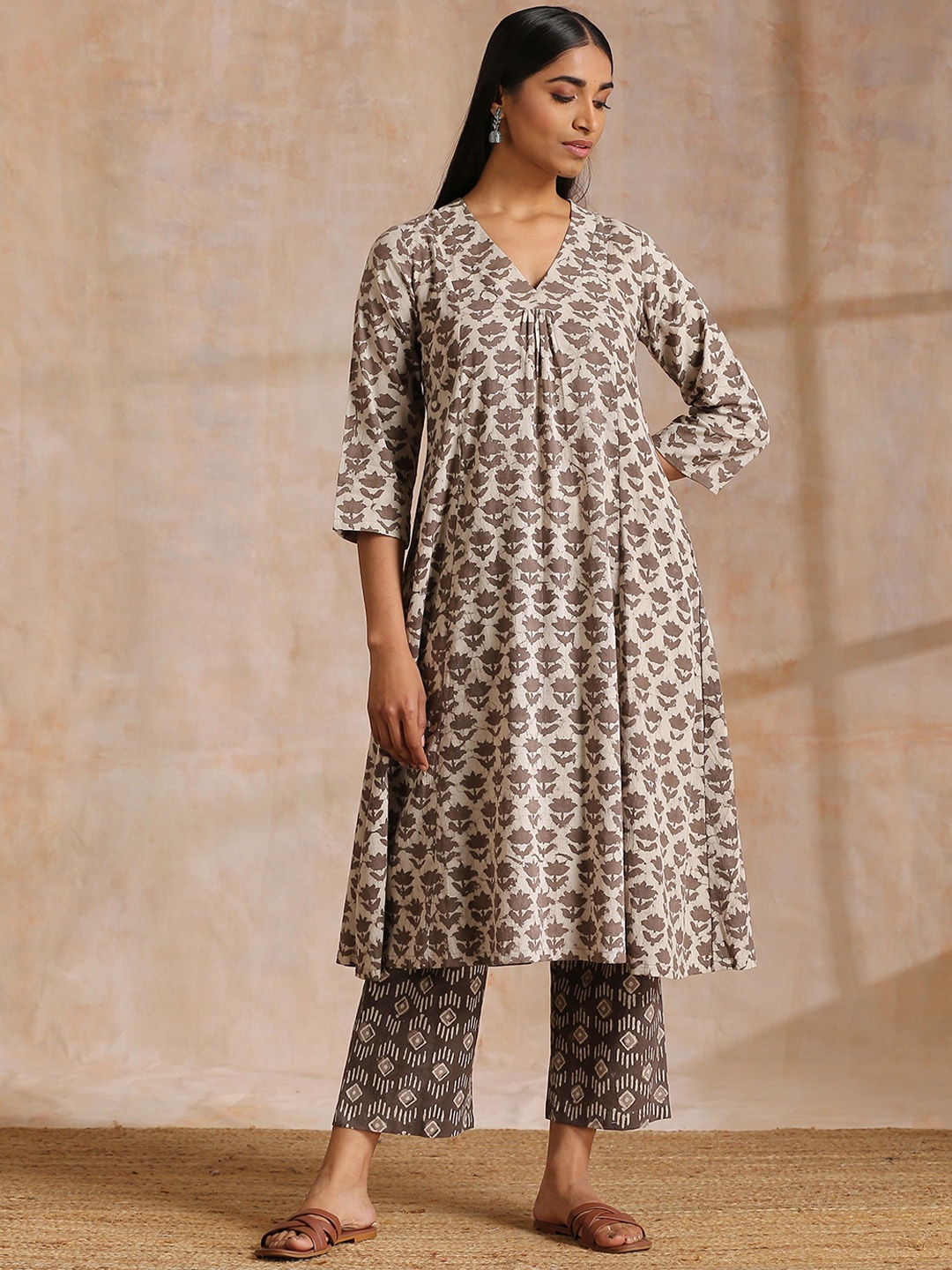 

trueBrowns Floral Printed V Neck Pure Cotton A-Line Kurta With Palazzos, Beige