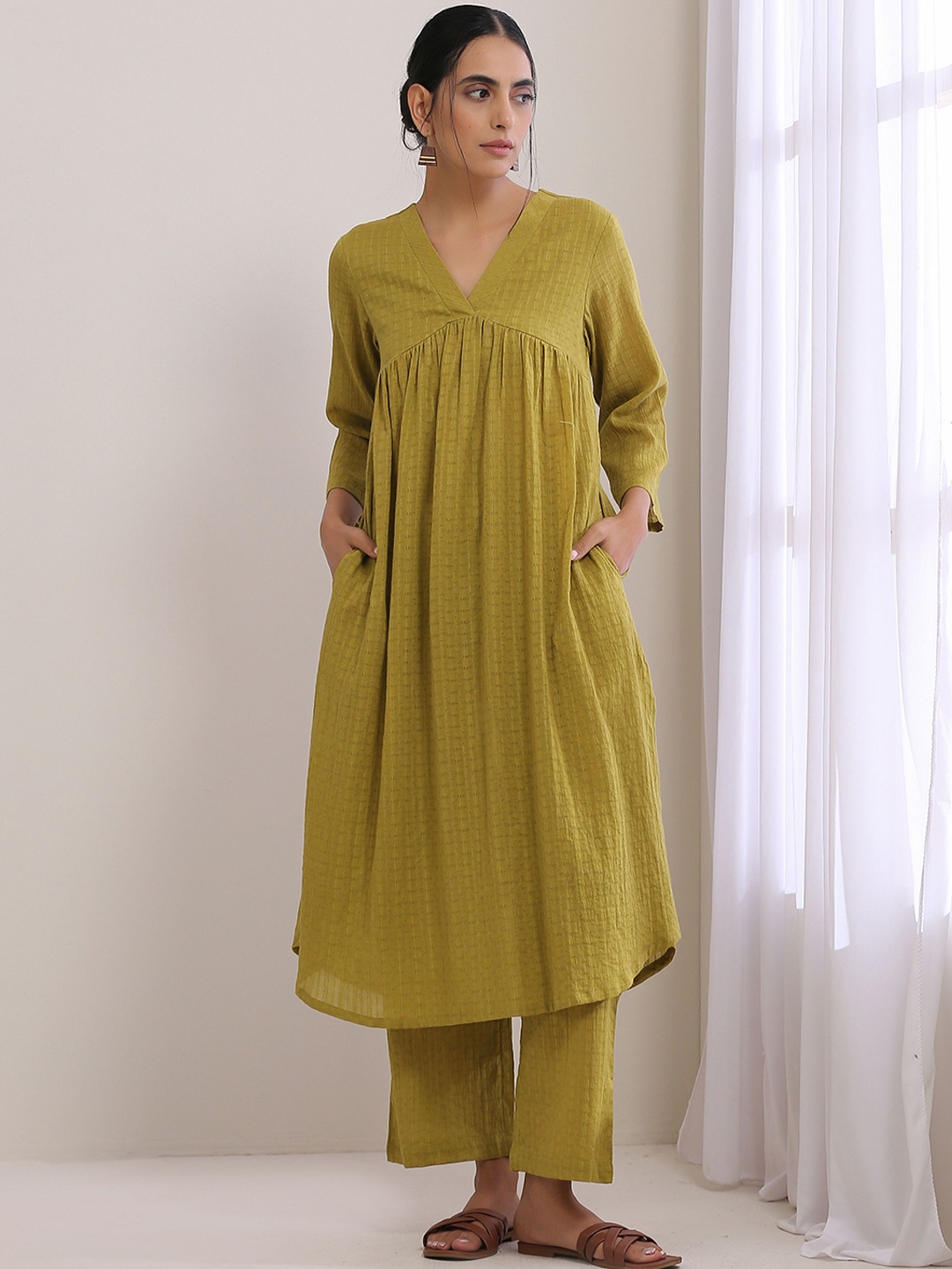 

trueBrowns Abstract Self Design Dobby Flared A-Line Pure Cotton Kurta with Trousers, Green