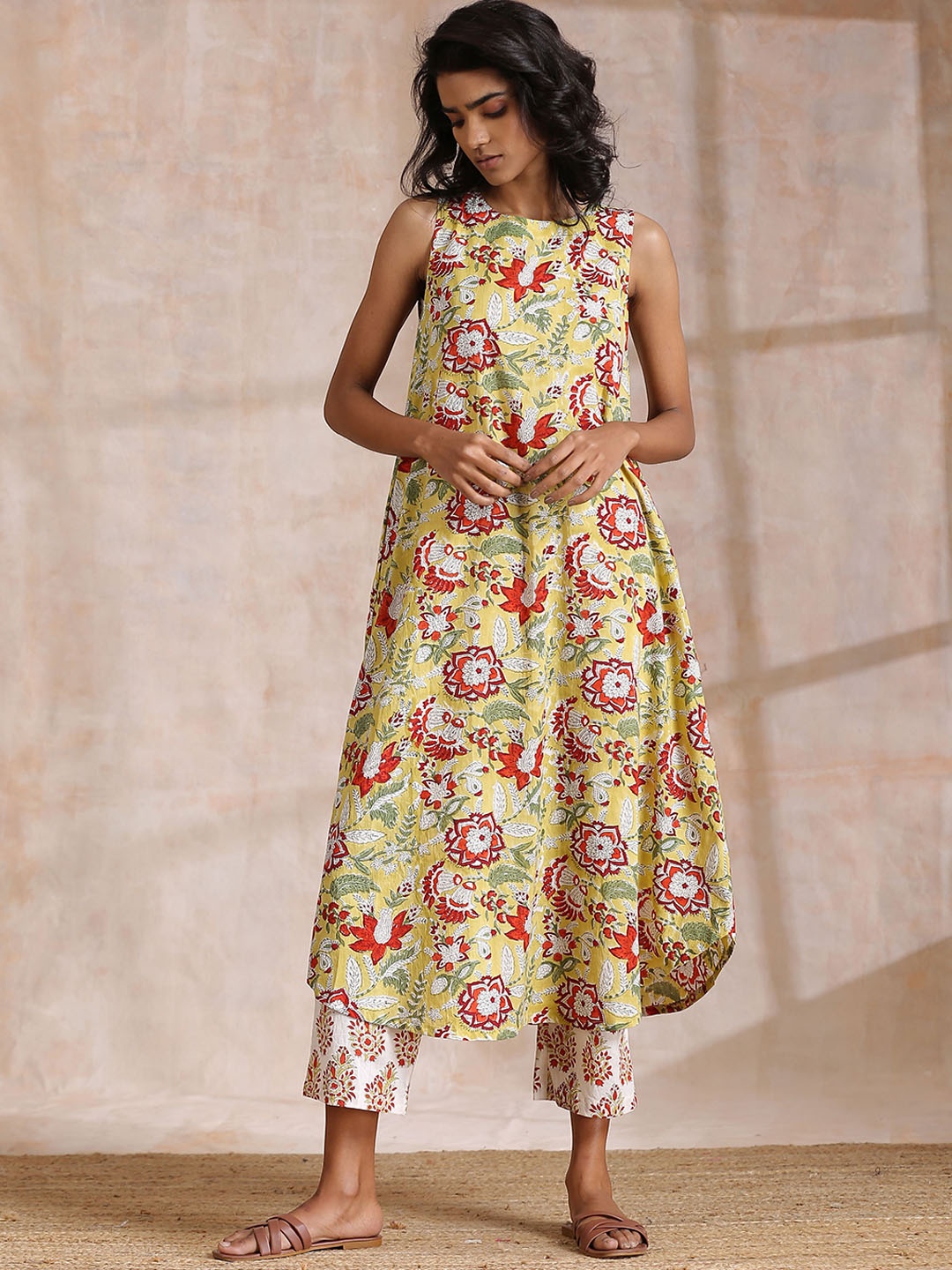 

trueBrowns Floral Printed A-Line Curved Pure Cotton Kurta with Trousers, Yellow