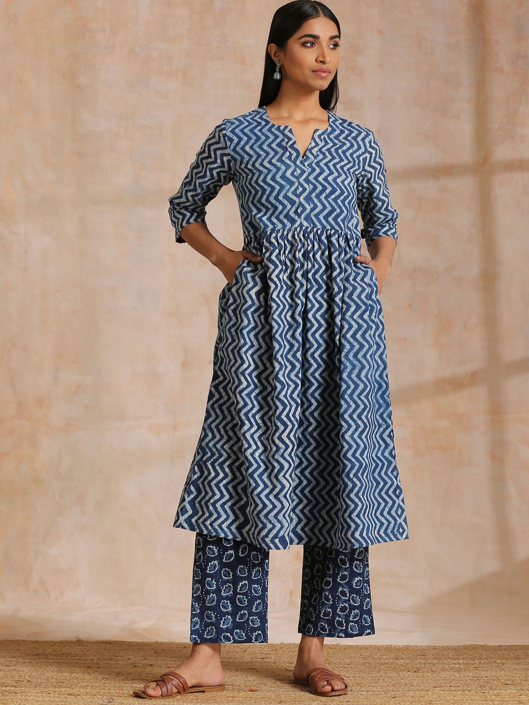 

trueBrowns Notched Chevron Printed Pure Cotton Anarkali Kurta with Palazzos, Blue