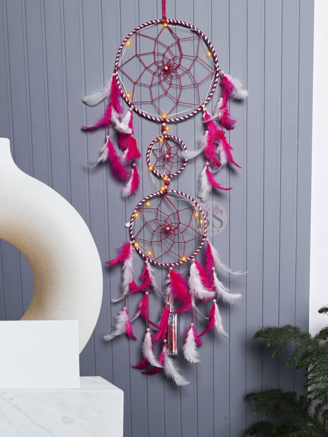 

BS AMOR Pink & White 3 Ring Dream Catcher With Lights & Feather
