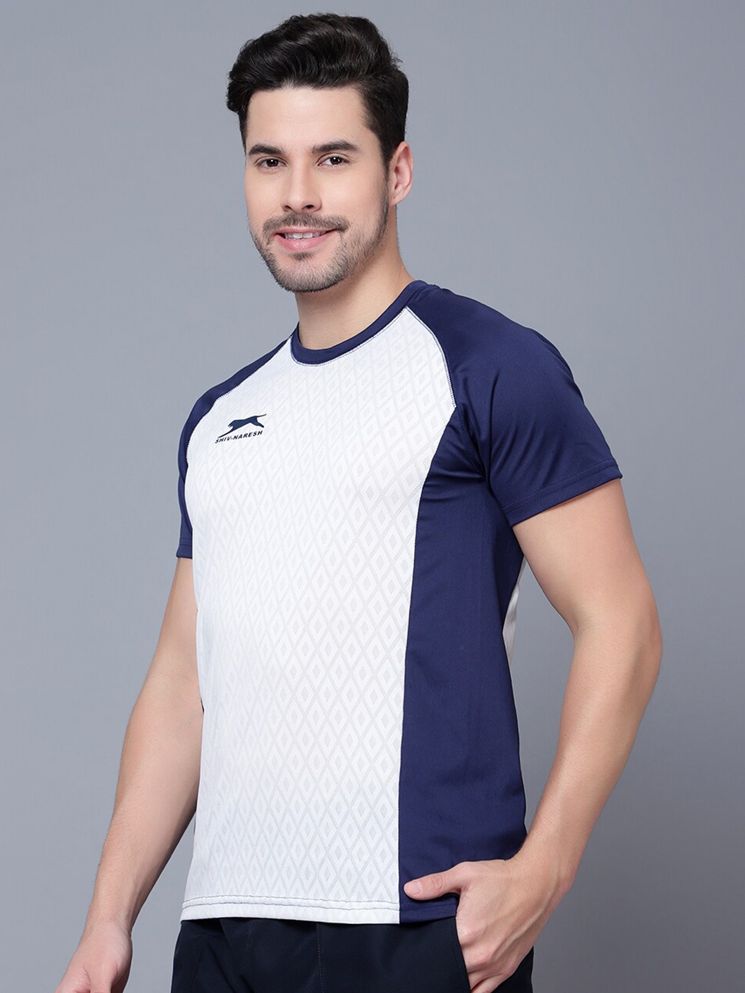 

Shiv Naresh Raglan Sleeves Self Design PlayDry Training or Gym T-shirt, White
