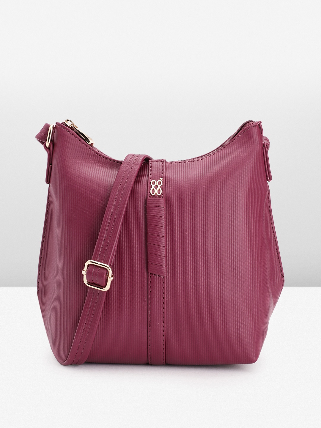 

Baggit Women Solid Sling Bag, Burgundy