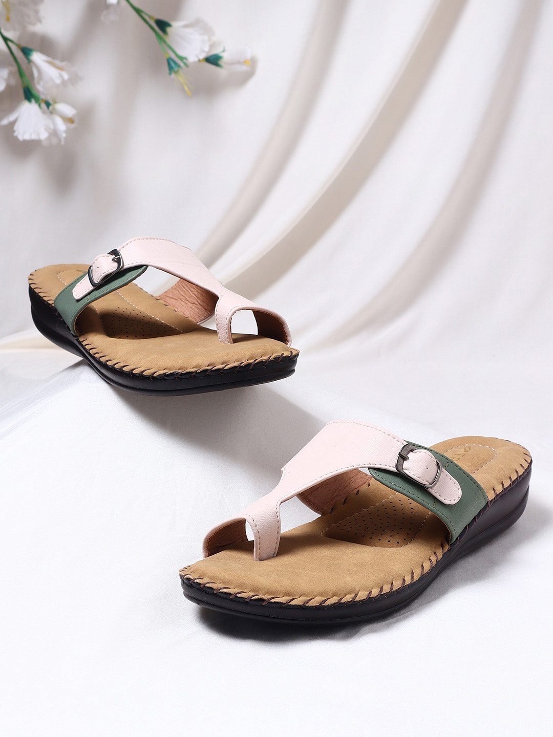 

TRASE Colourblocked One Toe Flats, Cream