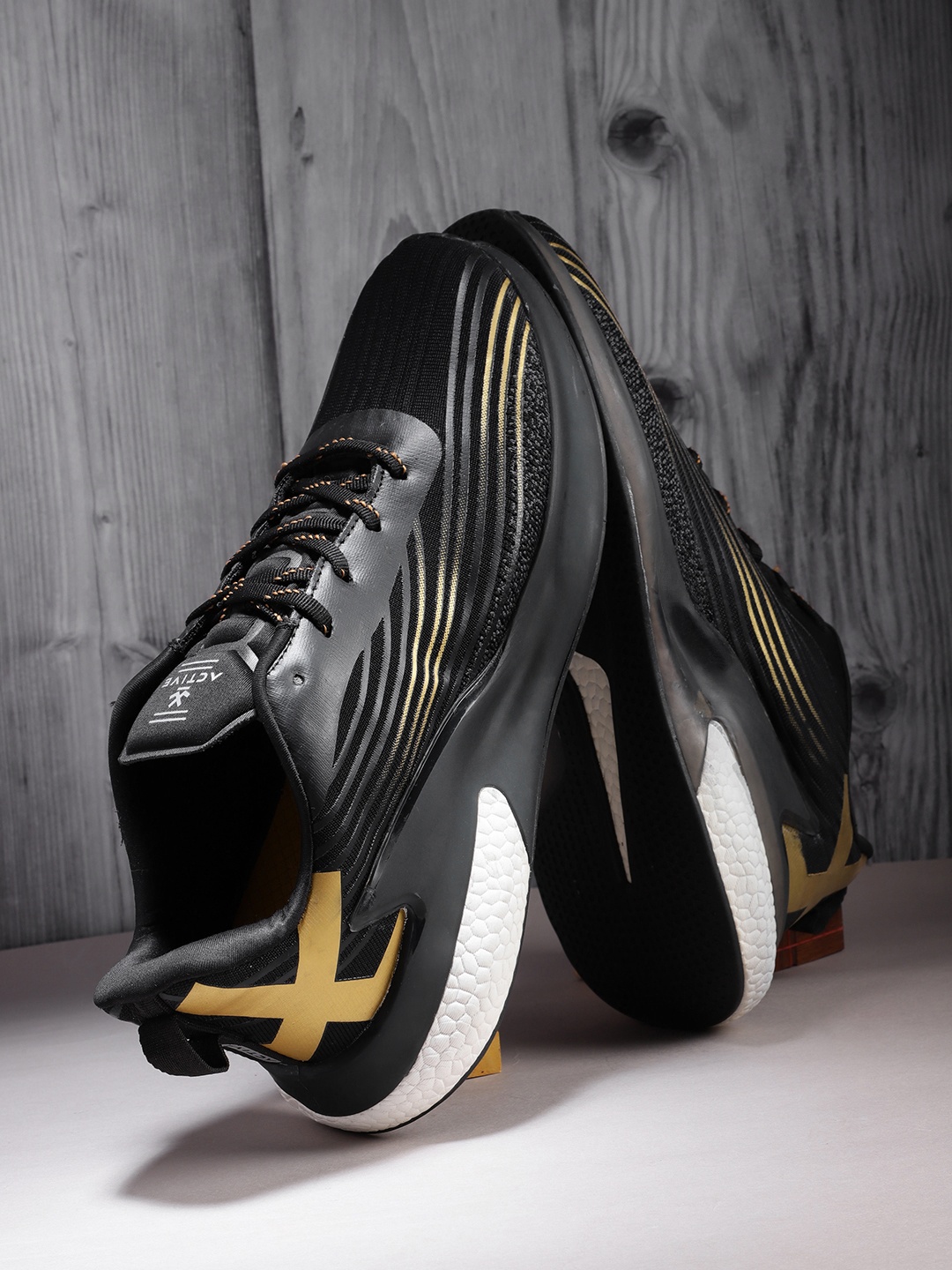

WROGN ACTIVE Men Striped Training Shoes, Black