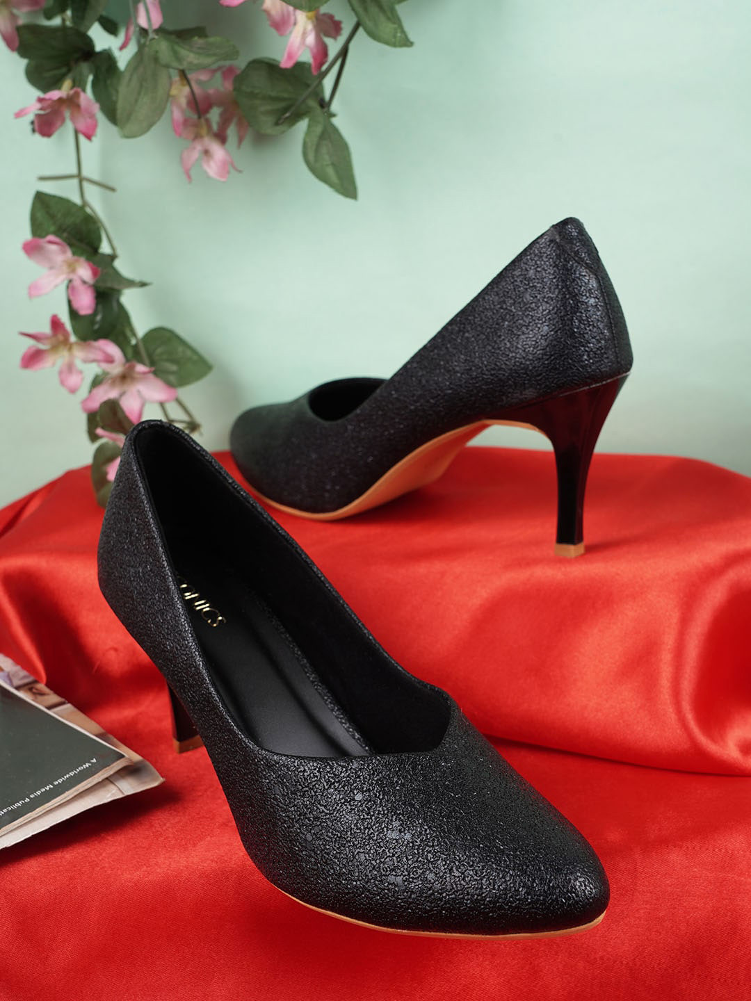 

ICONICS Textured Slim Heel Pumps, Black