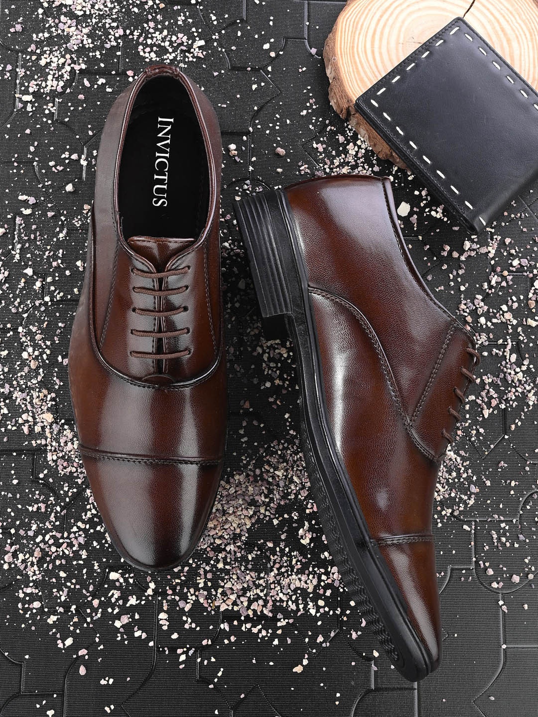 

INVICTUS Men Textured Formal Oxfords, Brown