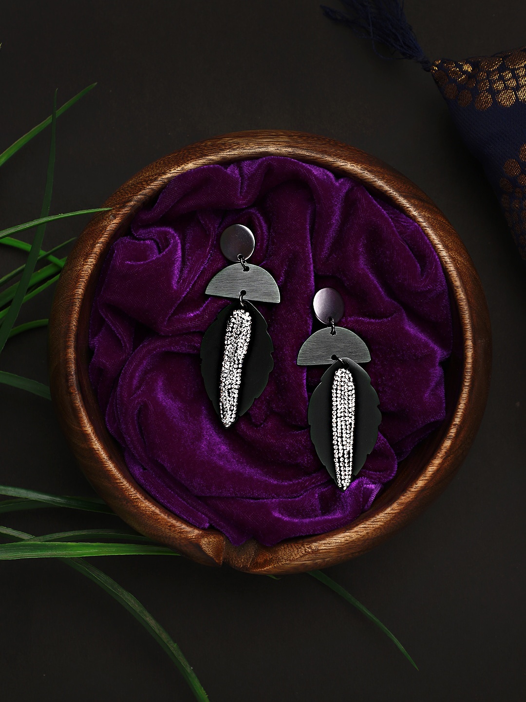 

Mali Fionna Leaf Shaped Contemporary Drop Earrings, Black