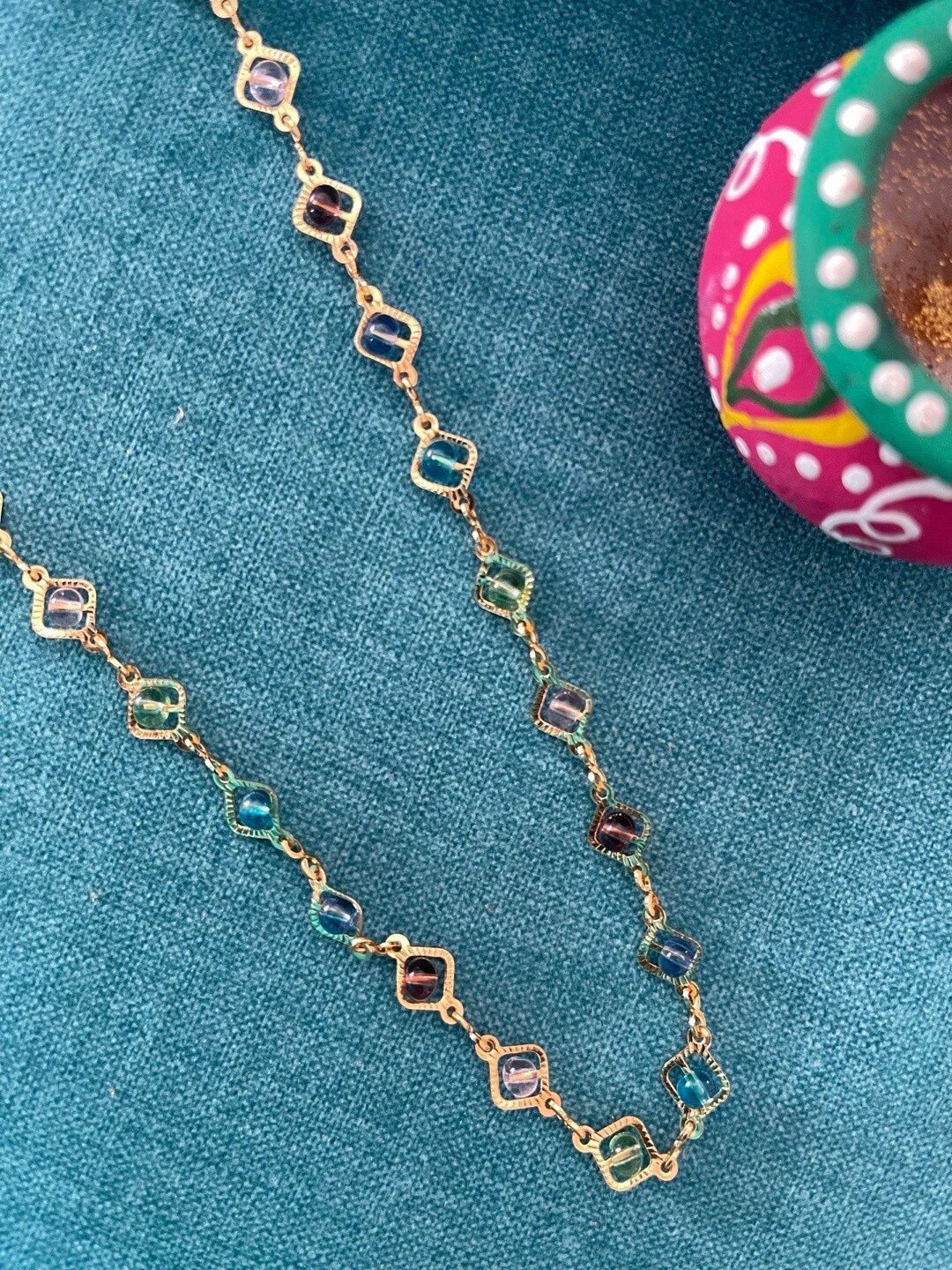 

Digital Dress Room Brass Gold-Plated Chain, Red