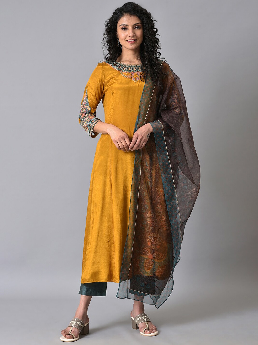 

WISHFUL Embroidered Thread Work Kurta With Trousers & Dupatta, Yellow