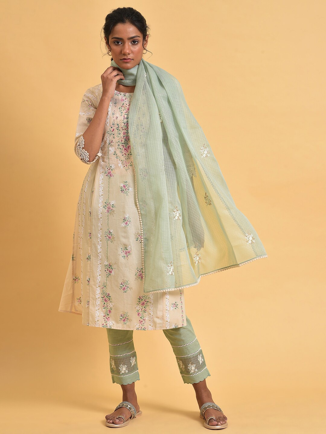 

W Floral Embroidered Dupatta With Thread Work, Sea green