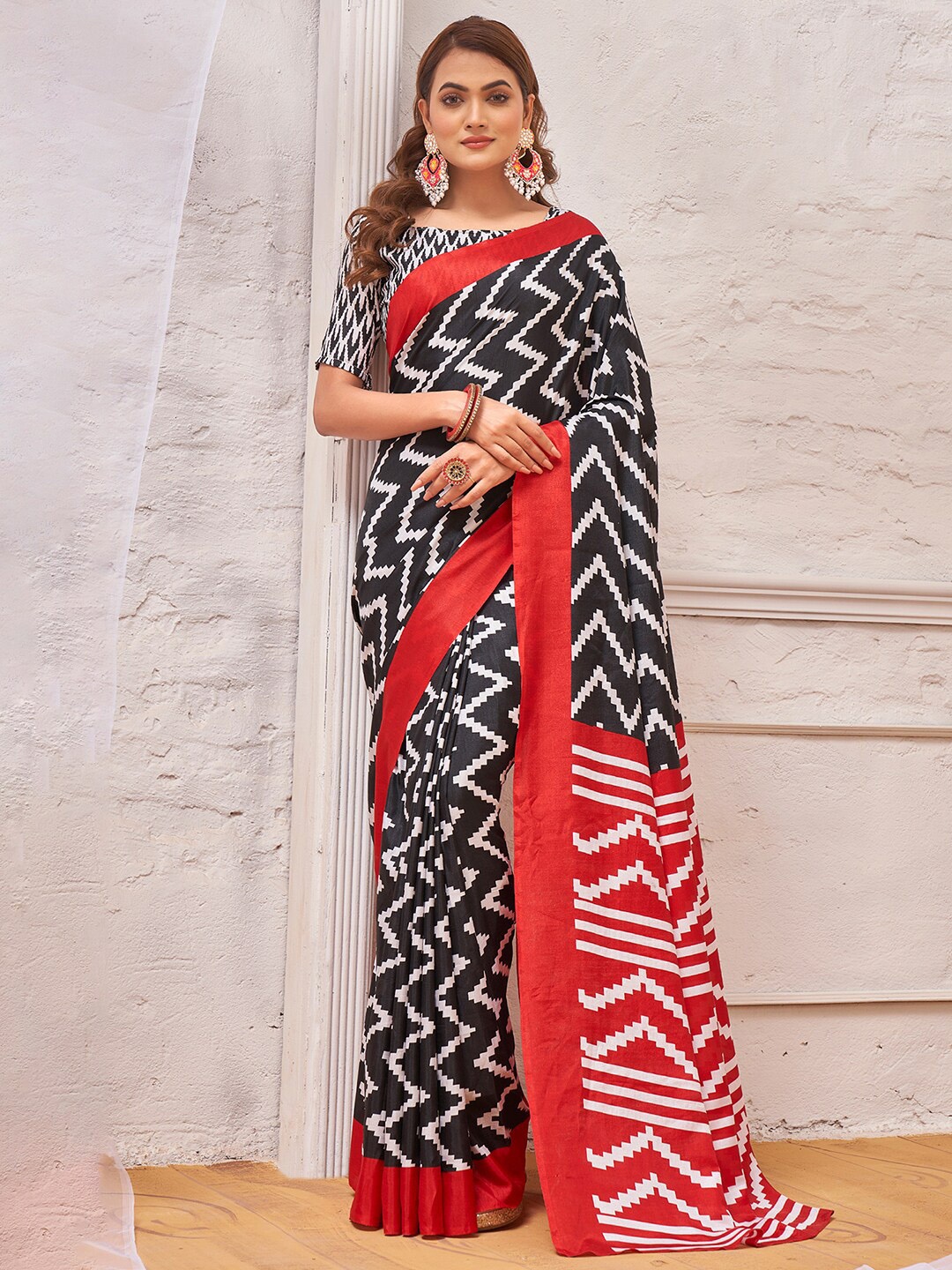 

Saree mall Geometric Printed Bagru Saree, Black