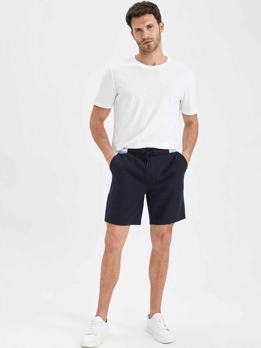

DeFacto Men Mid-Rise Regular-Fit Shorts, Navy blue