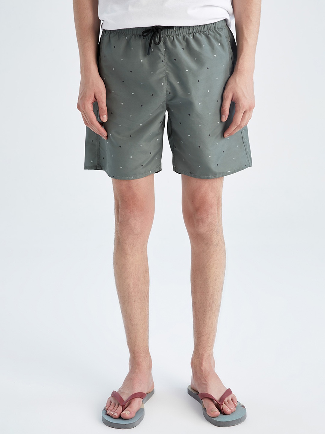 

DeFacto Men Geometric Printed Mid Rise Shorts, Grey