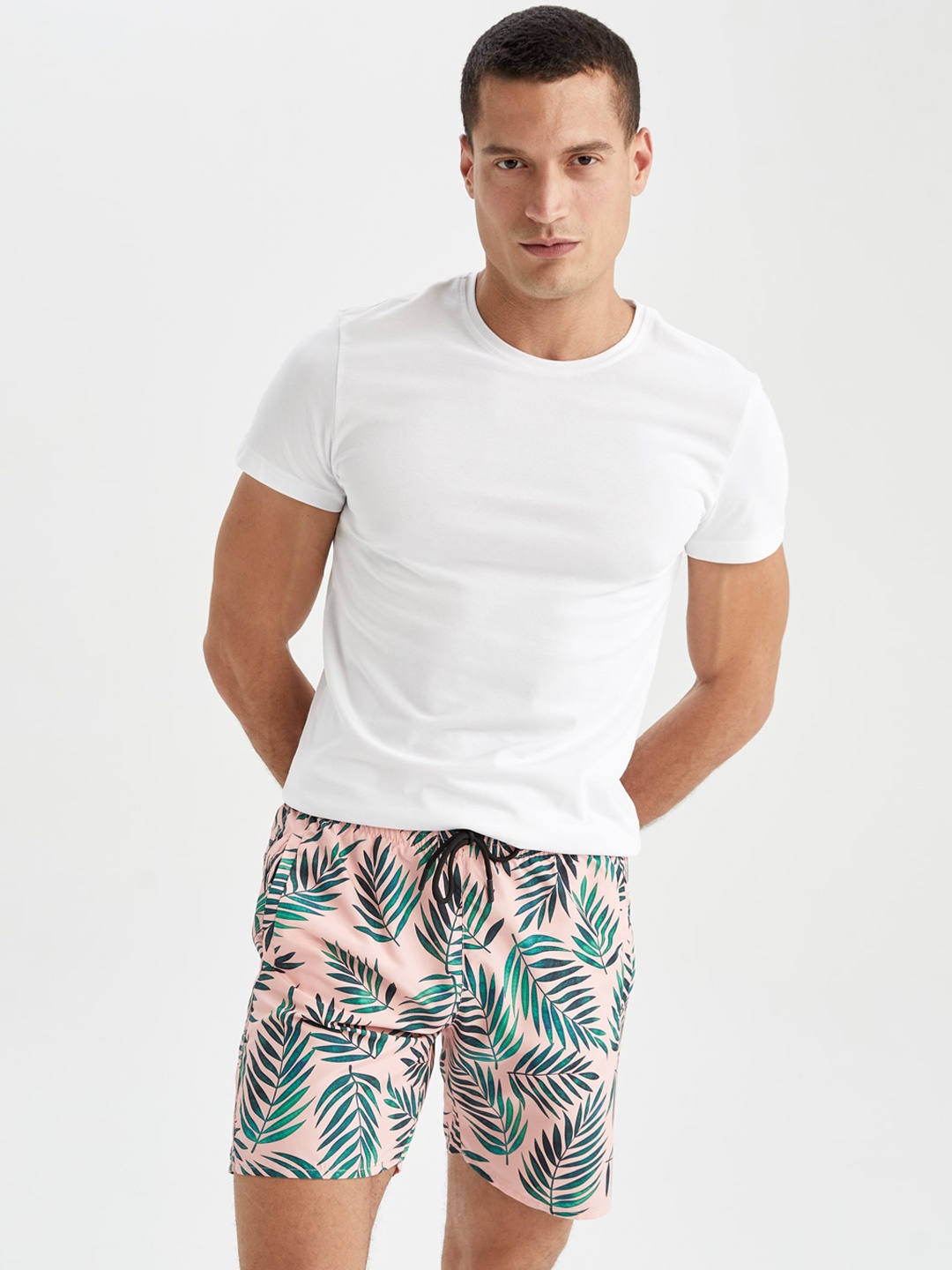 

DeFacto Men Tropical Printed Mid Rise Shorts, Peach