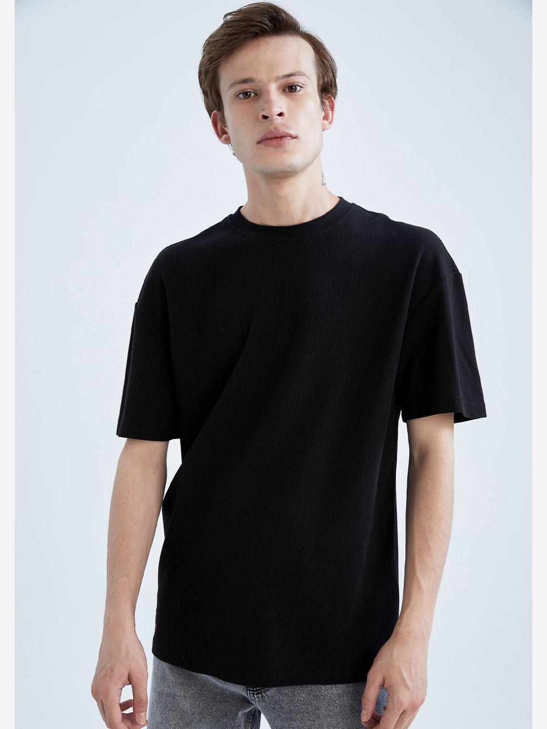 

DeFacto Round Neck Drop Shoulder Sleeves T-shirt, Black