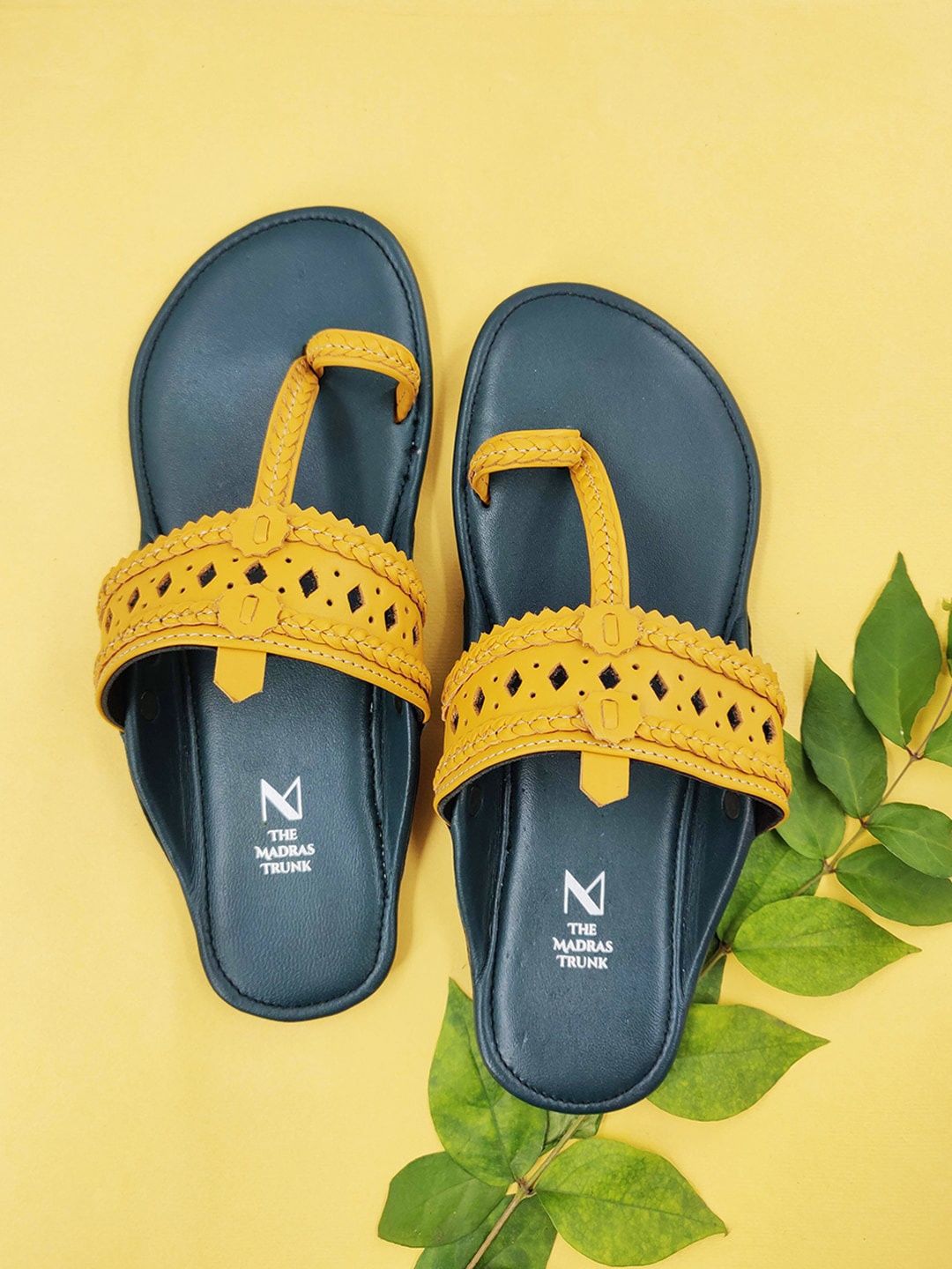 

THE MADRAS TRUNK Women Leather Kolhapuris One Toe Flats, Teal