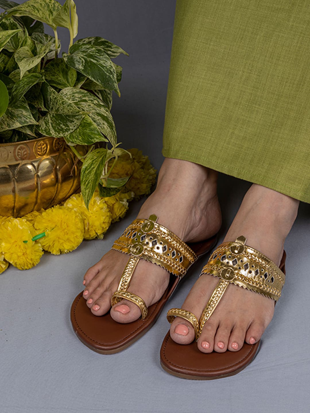 

THE MADRAS TRUNK Braided Laser Cuts Leather Ethnic Kolhapuri One Toe Flats, Gold