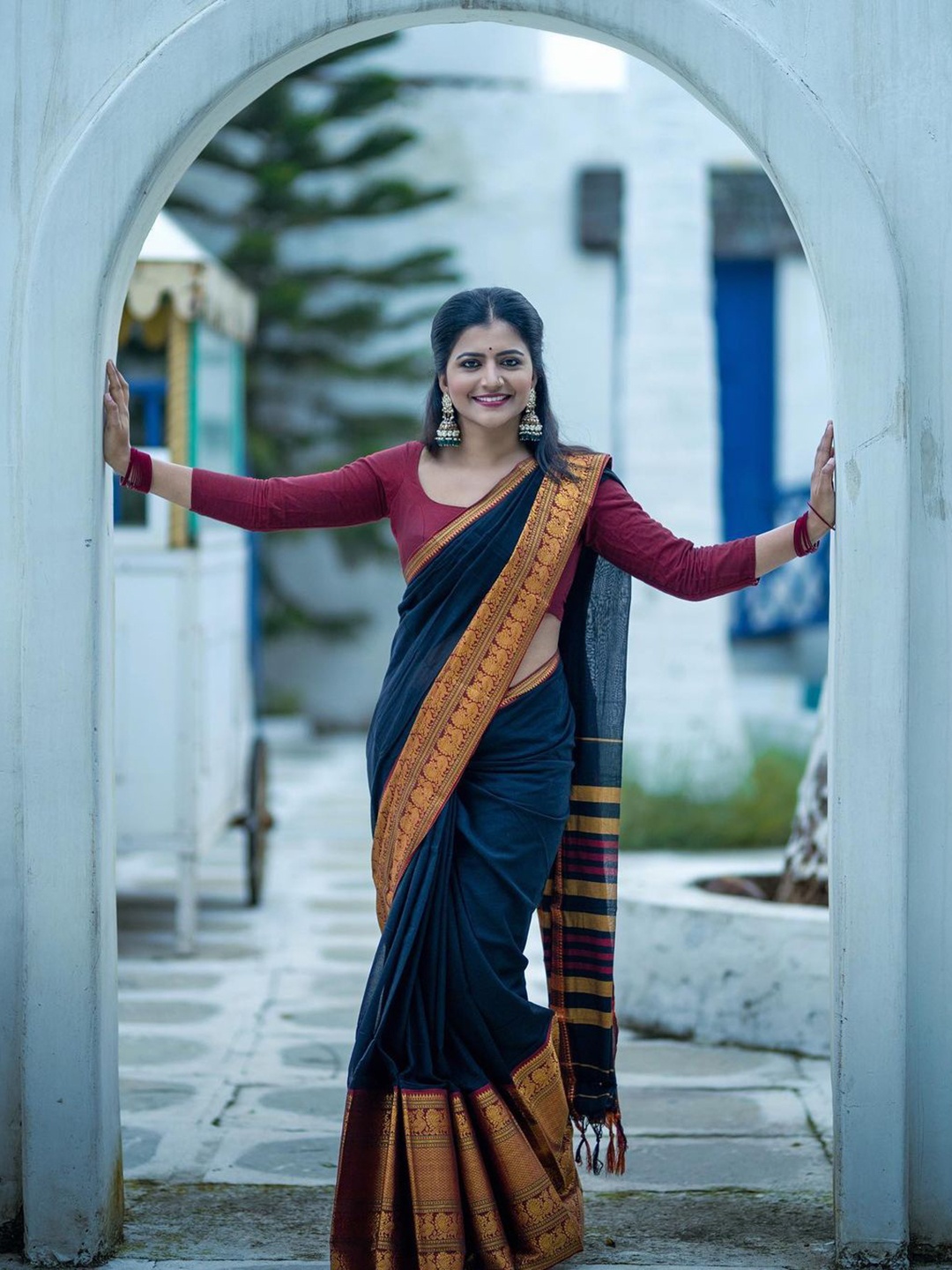 

Paramparik Textile Zari Silk Cotton Kanjeevaram Saree, Black