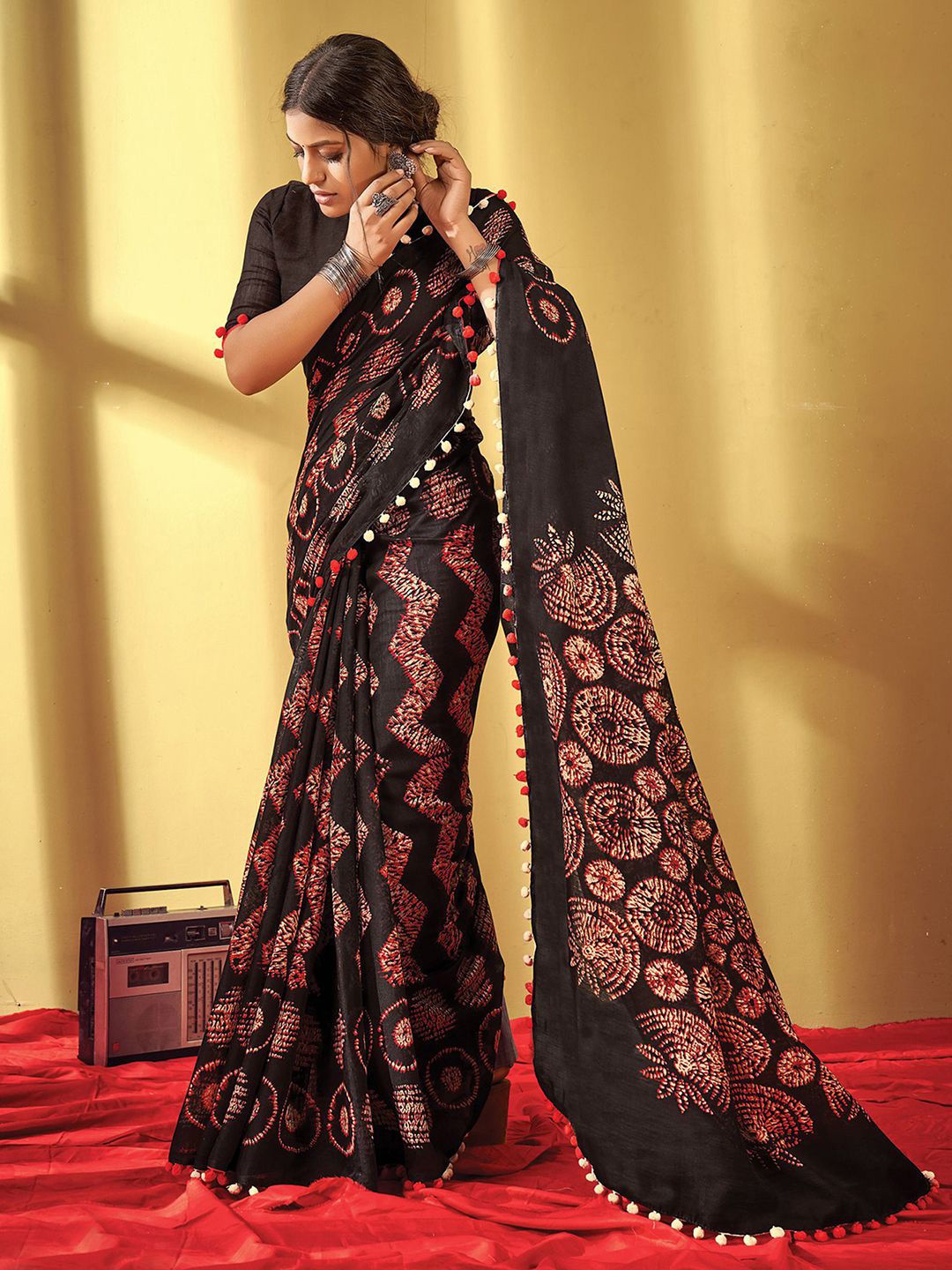 

Satrani Geometric Printed Embellished Saree, Black