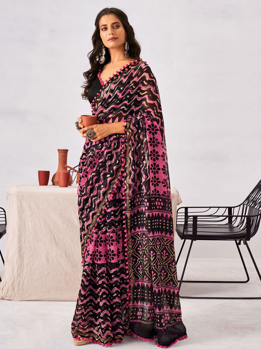 

Satrani Abstract Printed Zari Saree, Black