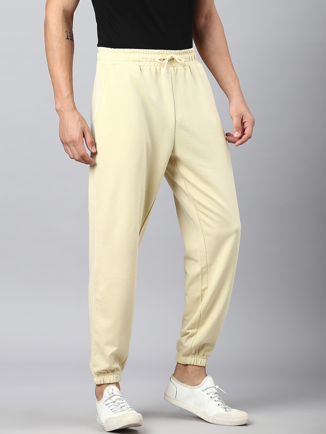 

Hubberholme Men Relaxed Fit Mid-Rise Joggers, Off white